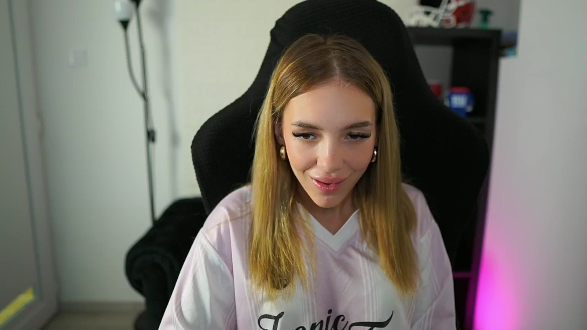 Gallery image thumbnail from Alexxisky's myfreecams stream on, 08/06/2025, 14:45 image 18 of 20