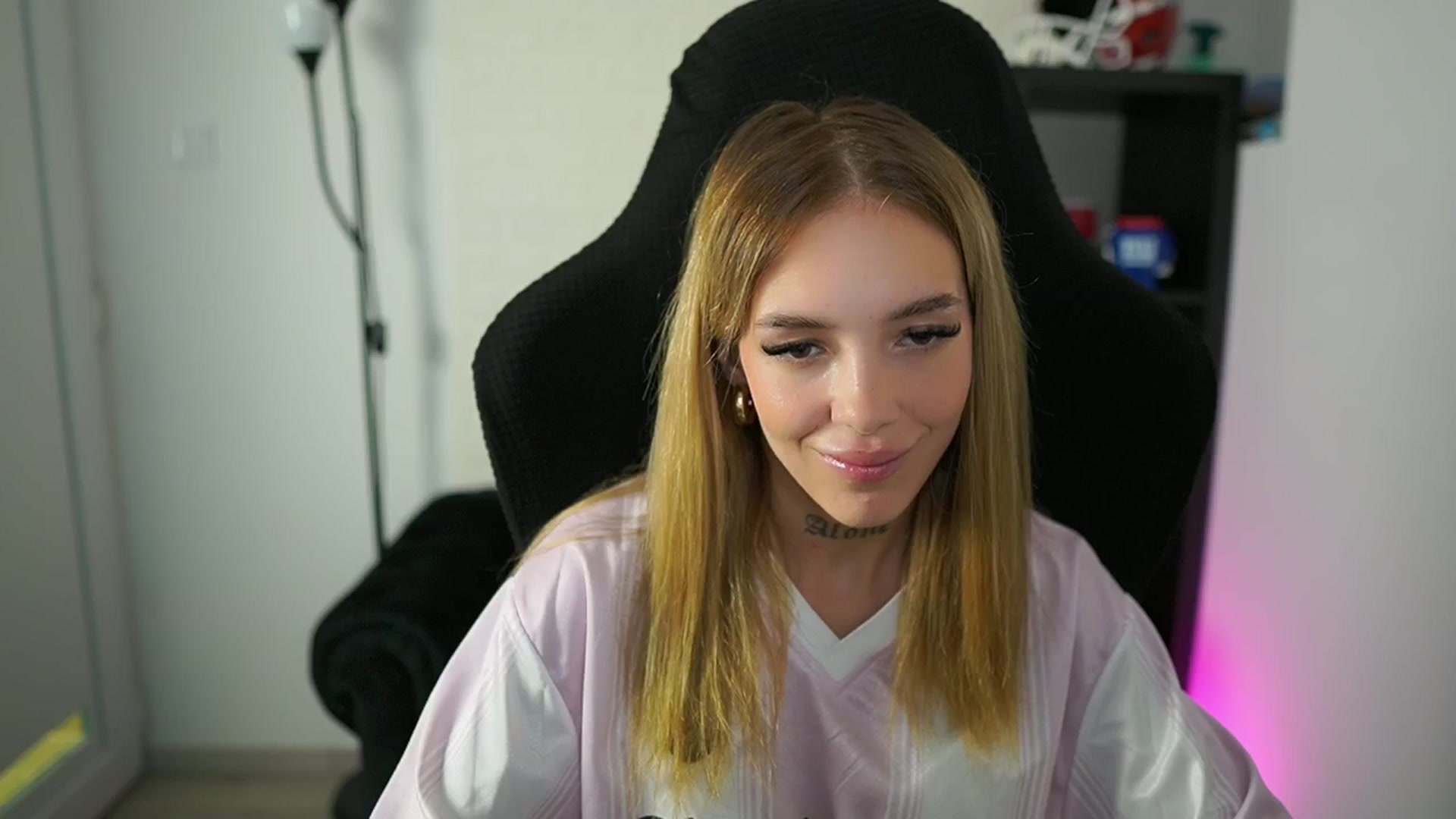 Gallery image thumbnail from Alexxisky's myfreecams stream on, 08/06/2025, 14:45 image 17 of 20