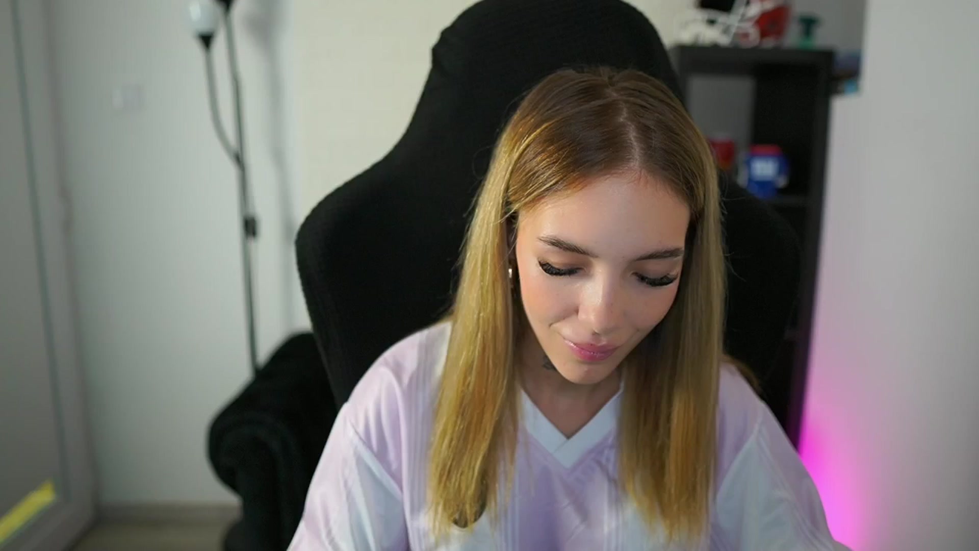Gallery image thumbnail from Alexxisky's myfreecams stream on, 08/06/2025, 14:45 image 10 of 20