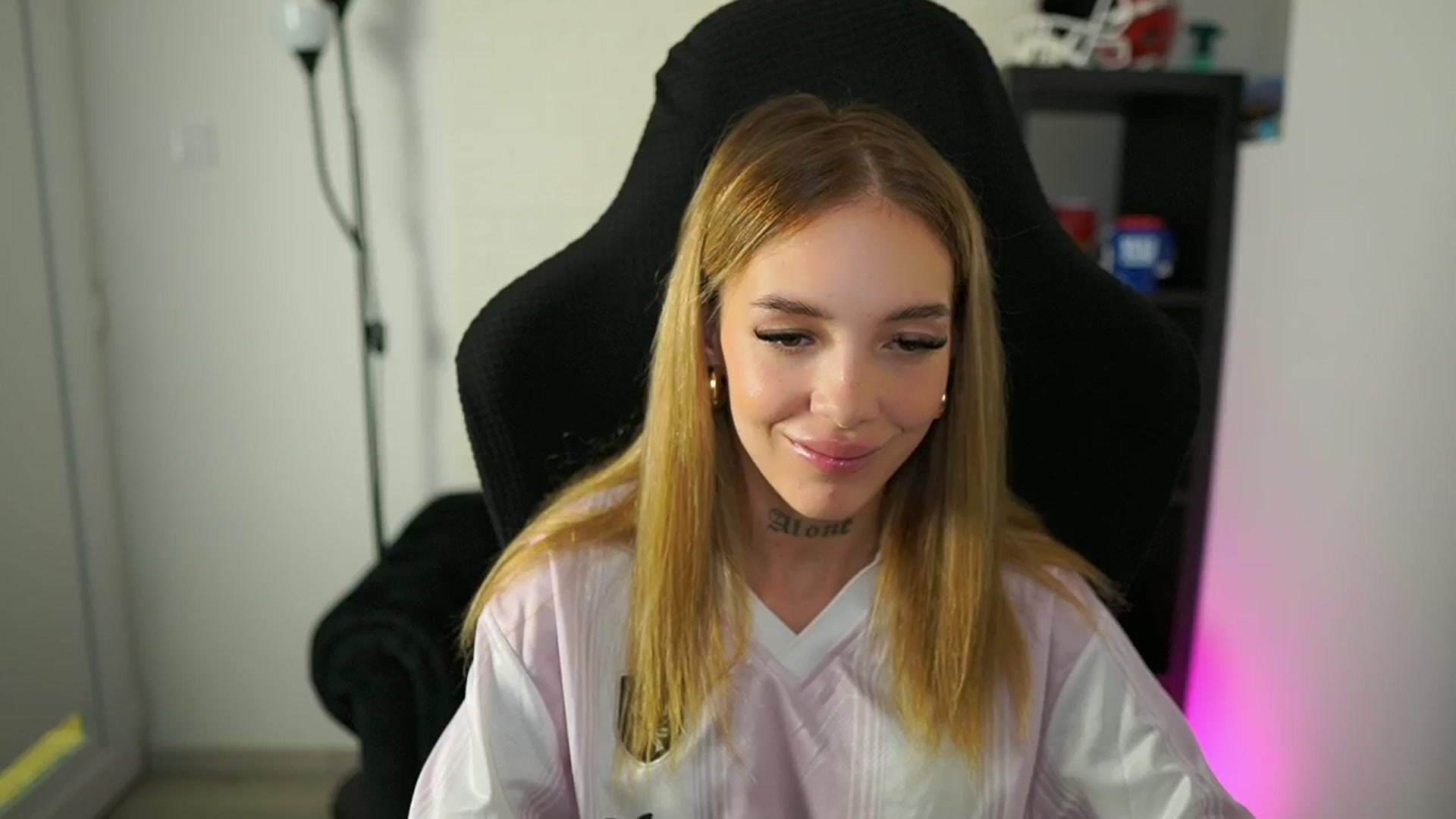 Gallery image thumbnail from Alexxisky's myfreecams stream on, 08/06/2025, 14:45 image 15 of 20