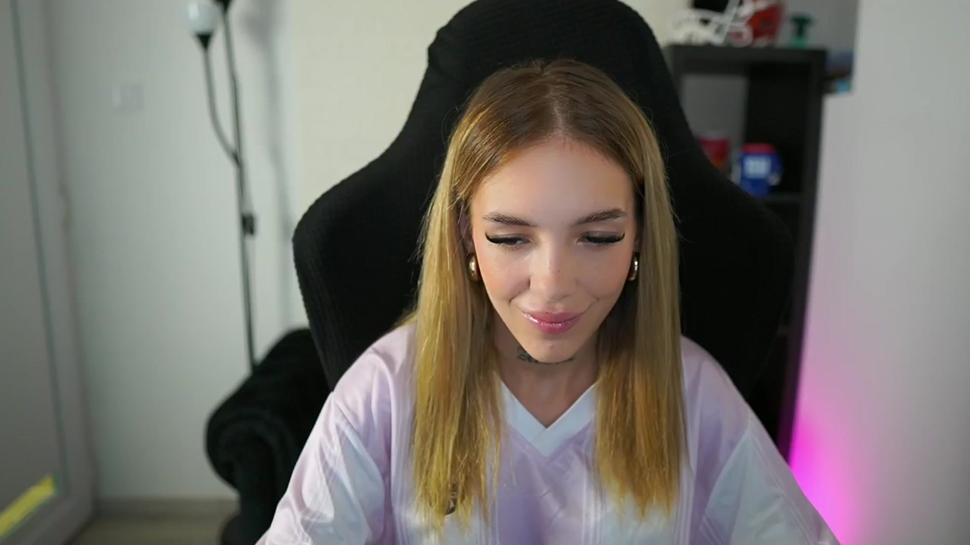 Gallery image thumbnail from Alexxisky's myfreecams stream on, 08/06/2025, 14:45 image 9 of 20