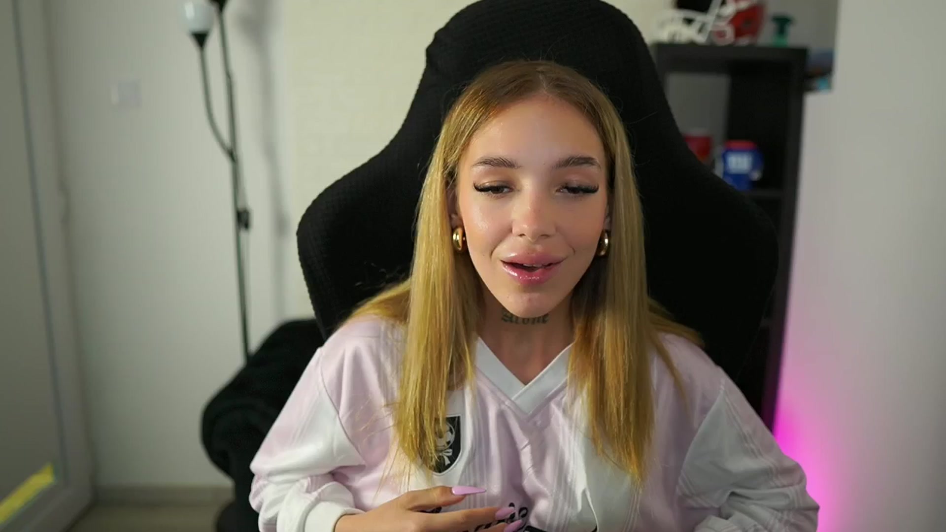 Gallery image thumbnail from Alexxisky's myfreecams stream on, 08/06/2025, 14:45 image 14 of 20