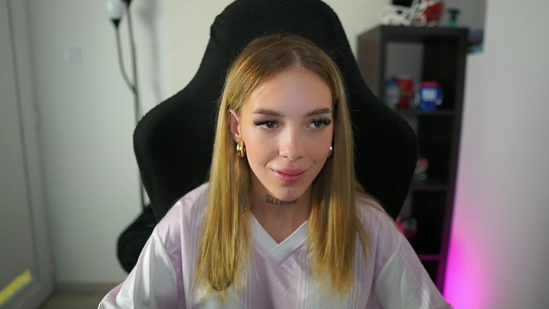 Gallery image thumbnail from Alexxisky's myfreecams stream on, 08/06/2025, 14:45 image 5 of 20