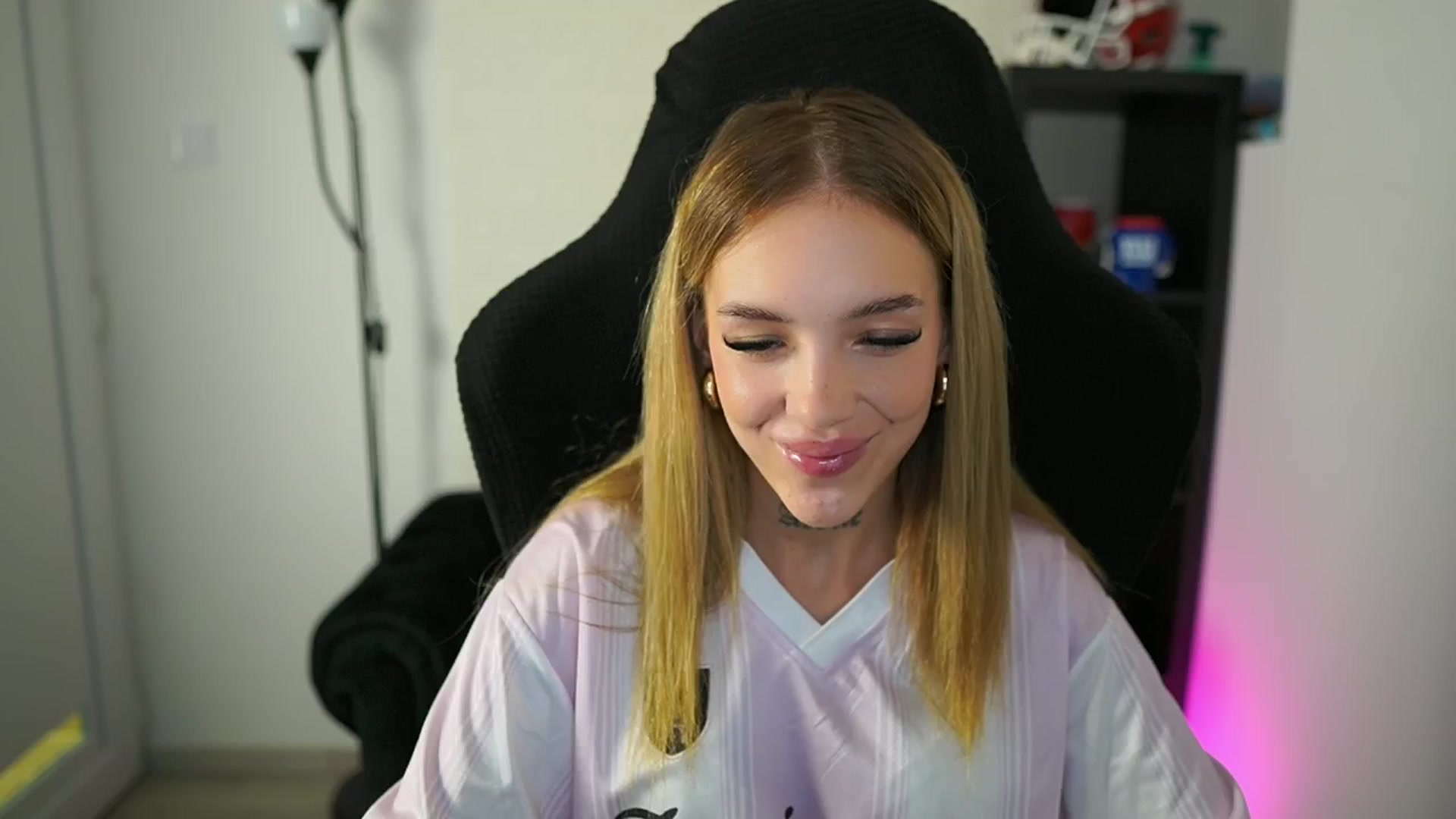 Gallery image thumbnail from Alexxisky's myfreecams stream on, 08/06/2025, 14:45 image 13 of 20