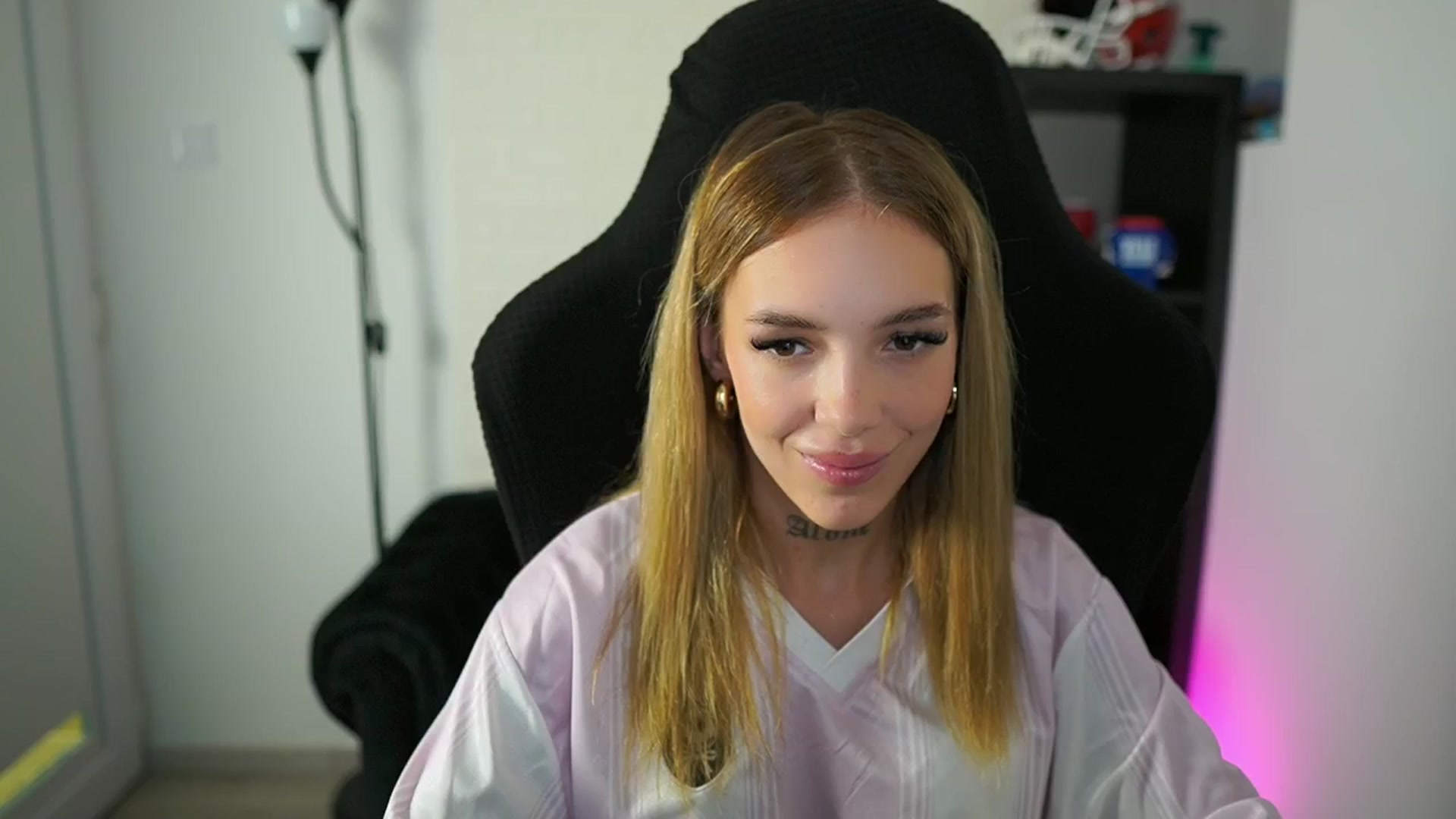 Gallery image thumbnail from Alexxisky's myfreecams stream on, 08/06/2025, 14:45 image 19 of 20