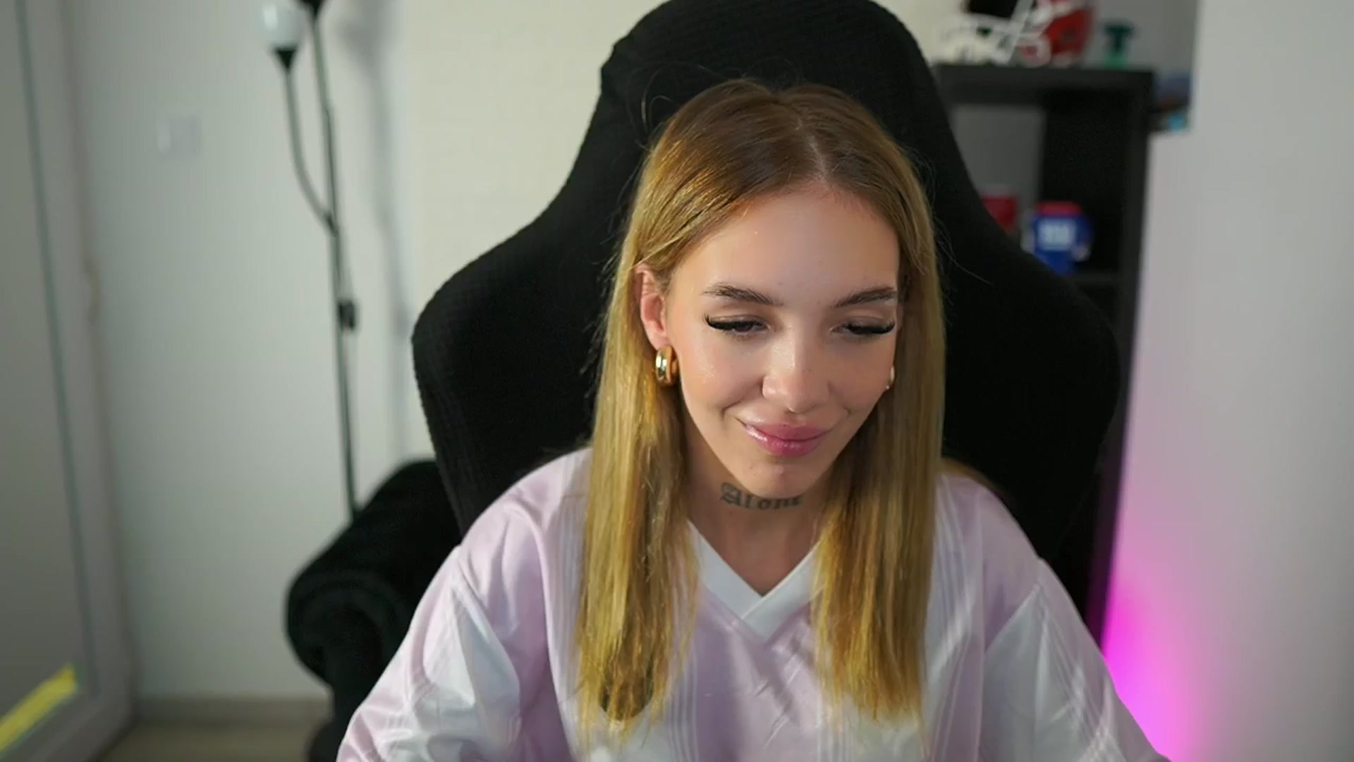 Gallery image thumbnail from Alexxisky's myfreecams stream on, 08/06/2025, 17:00 image 6 of 20