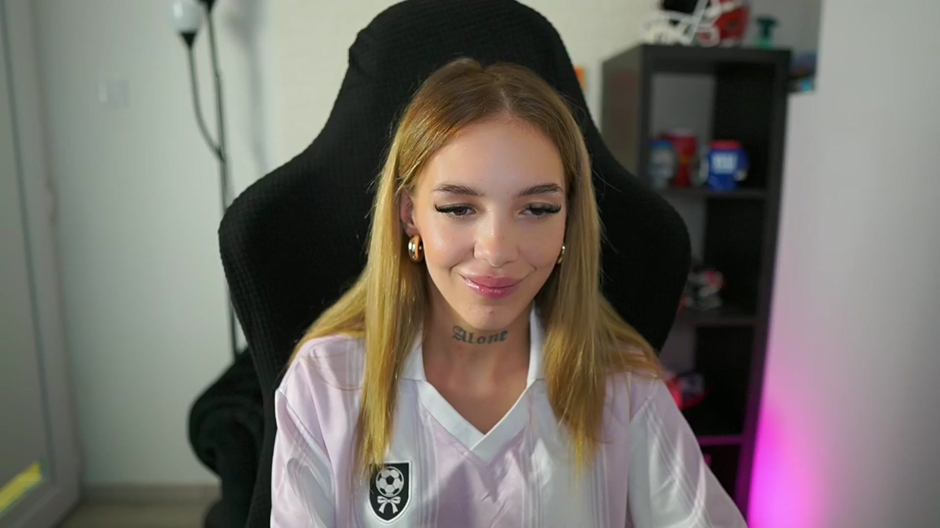 Gallery image thumbnail from Alexxisky's myfreecams stream on, 08/06/2025, 17:00 image 12 of 20