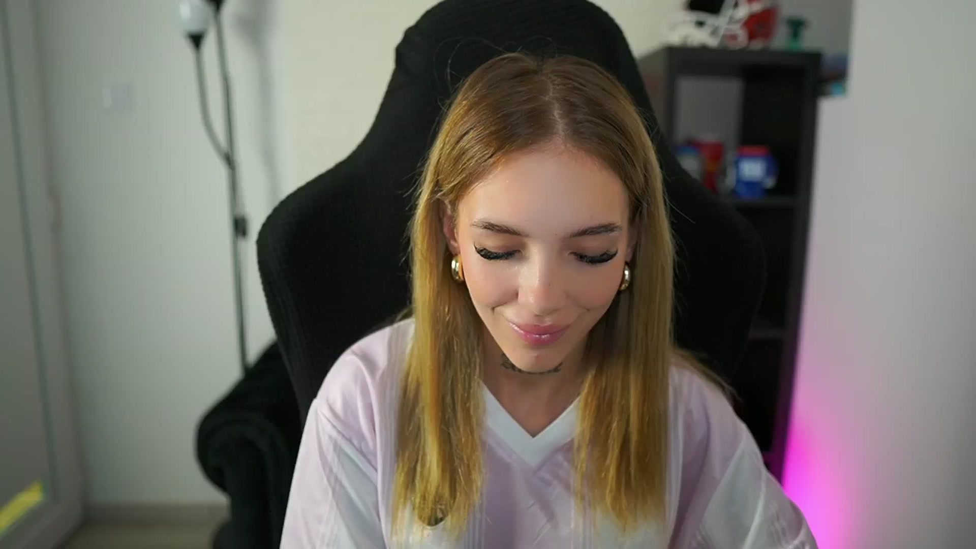 Gallery image thumbnail from Alexxisky's myfreecams stream on, 08/06/2025, 17:00 image 8 of 20