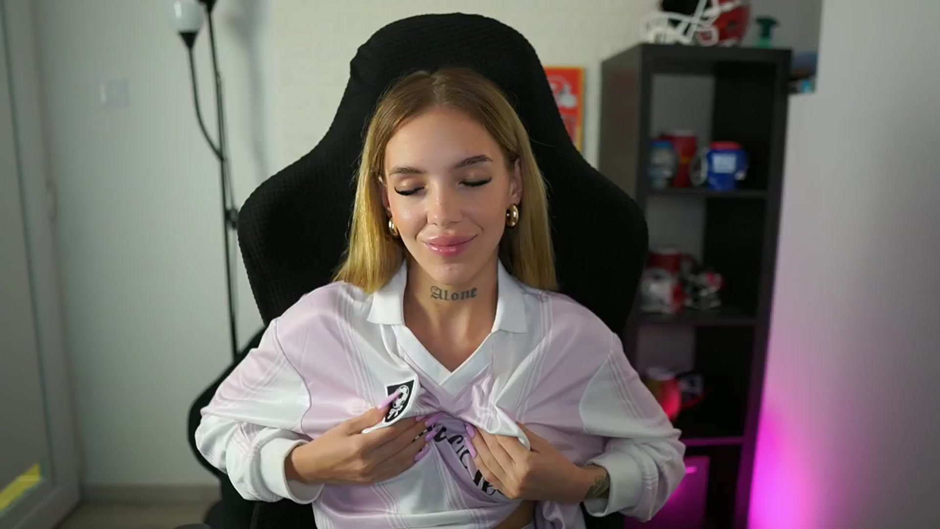Gallery image thumbnail from Alexxisky's myfreecams stream on, 08/06/2025, 17:00 image 10 of 20