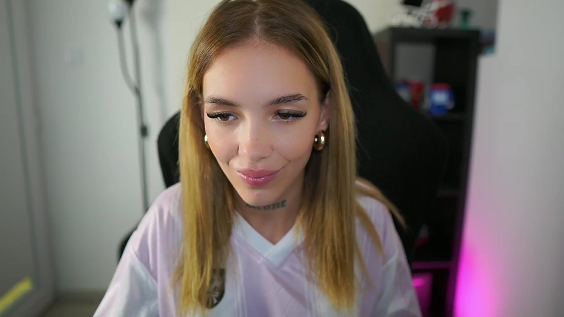Gallery image thumbnail from Alexxisky's myfreecams stream on, 08/06/2025, 17:00 image 4 of 20
