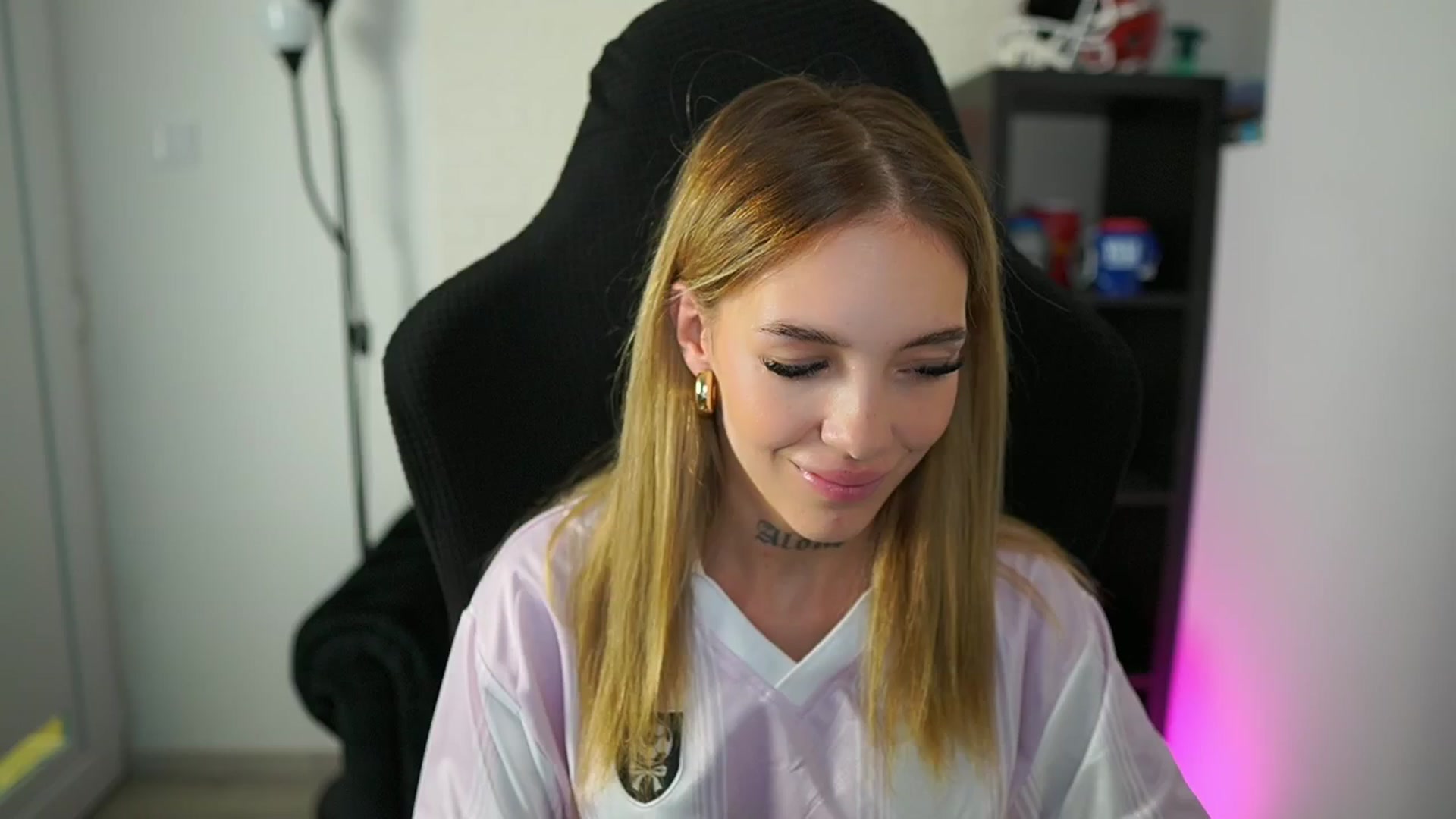 Gallery image thumbnail from Alexxisky's myfreecams stream on, 08/06/2025, 17:00 image 9 of 20