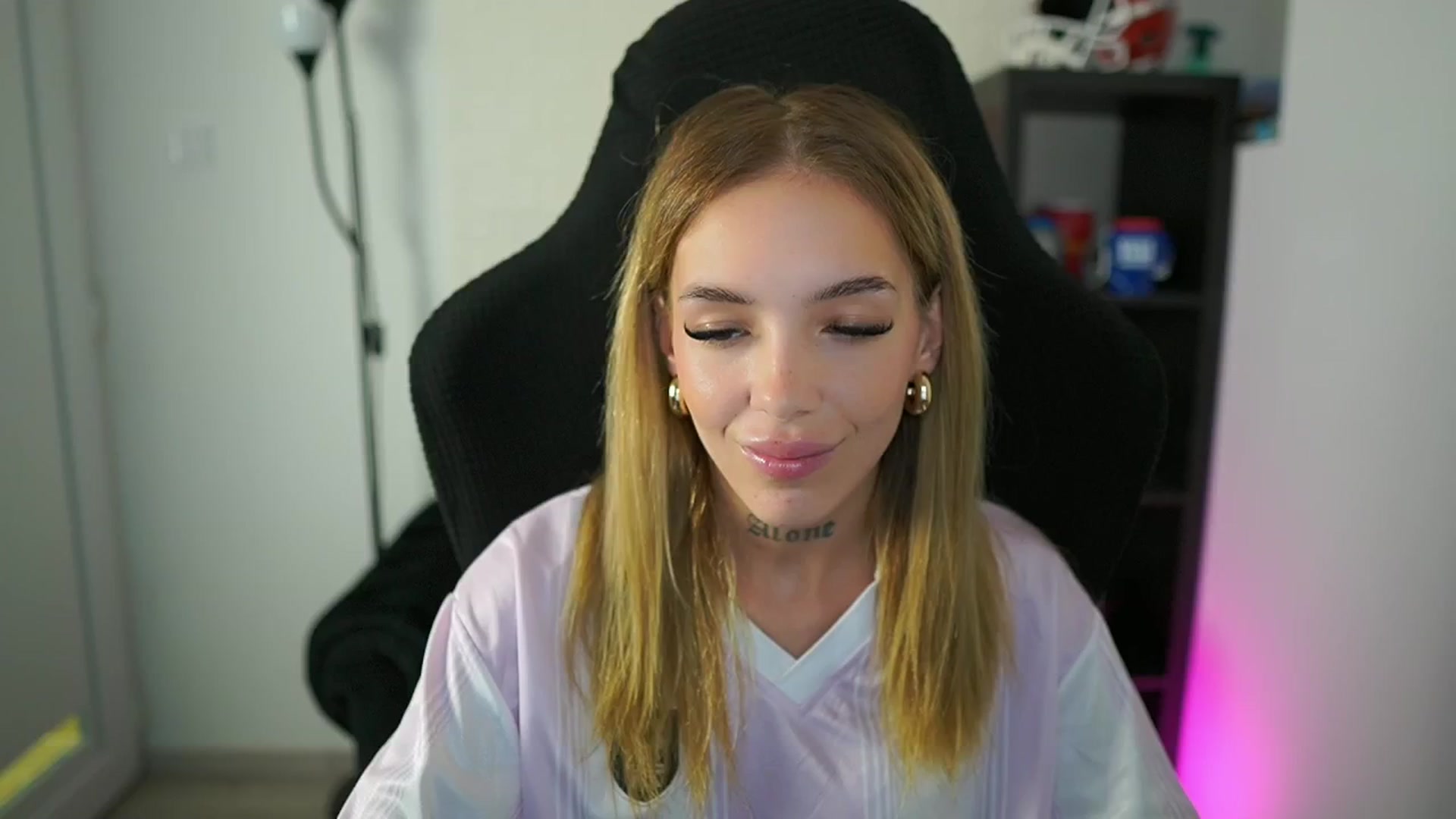 Gallery image thumbnail from Alexxisky's myfreecams stream on, 08/06/2025, 17:00 image 1 of 20