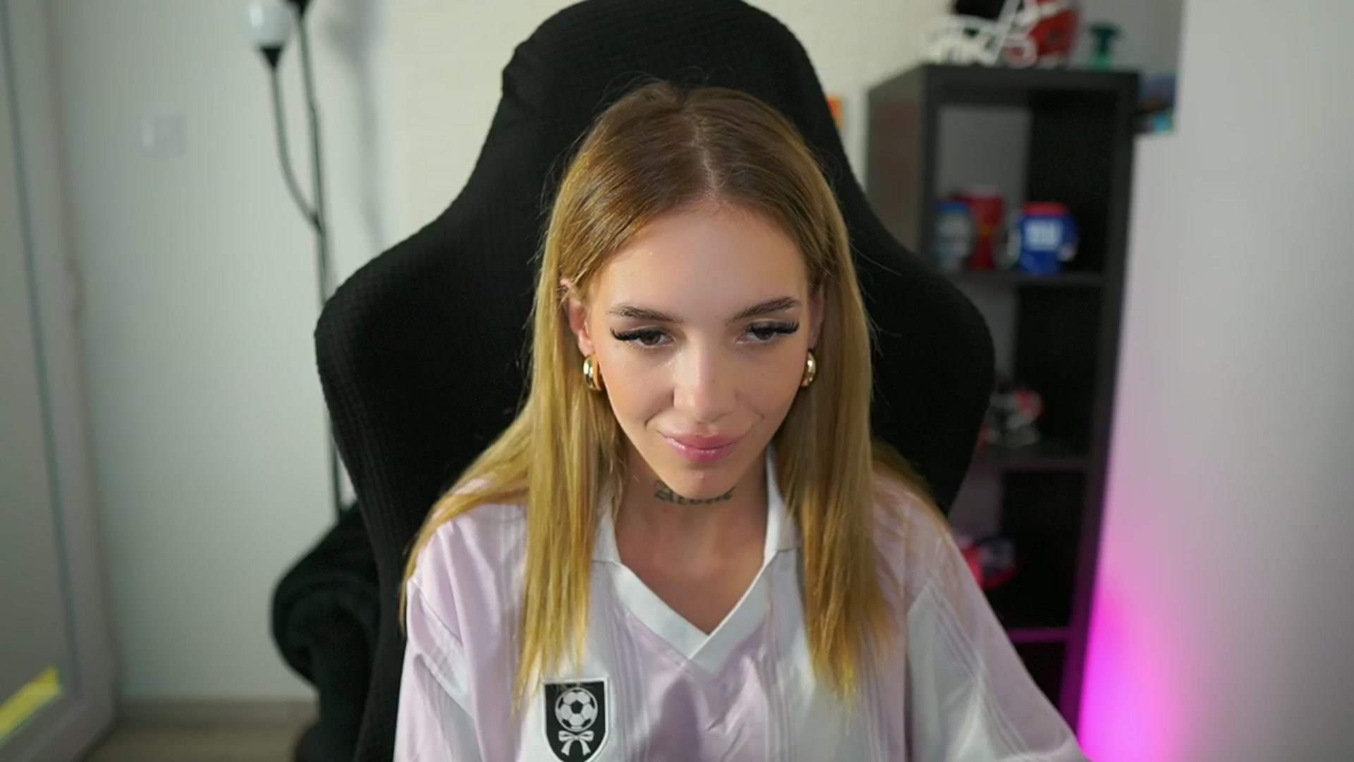 Gallery image thumbnail from Alexxisky's myfreecams stream on, 08/06/2025, 17:00 image 13 of 20