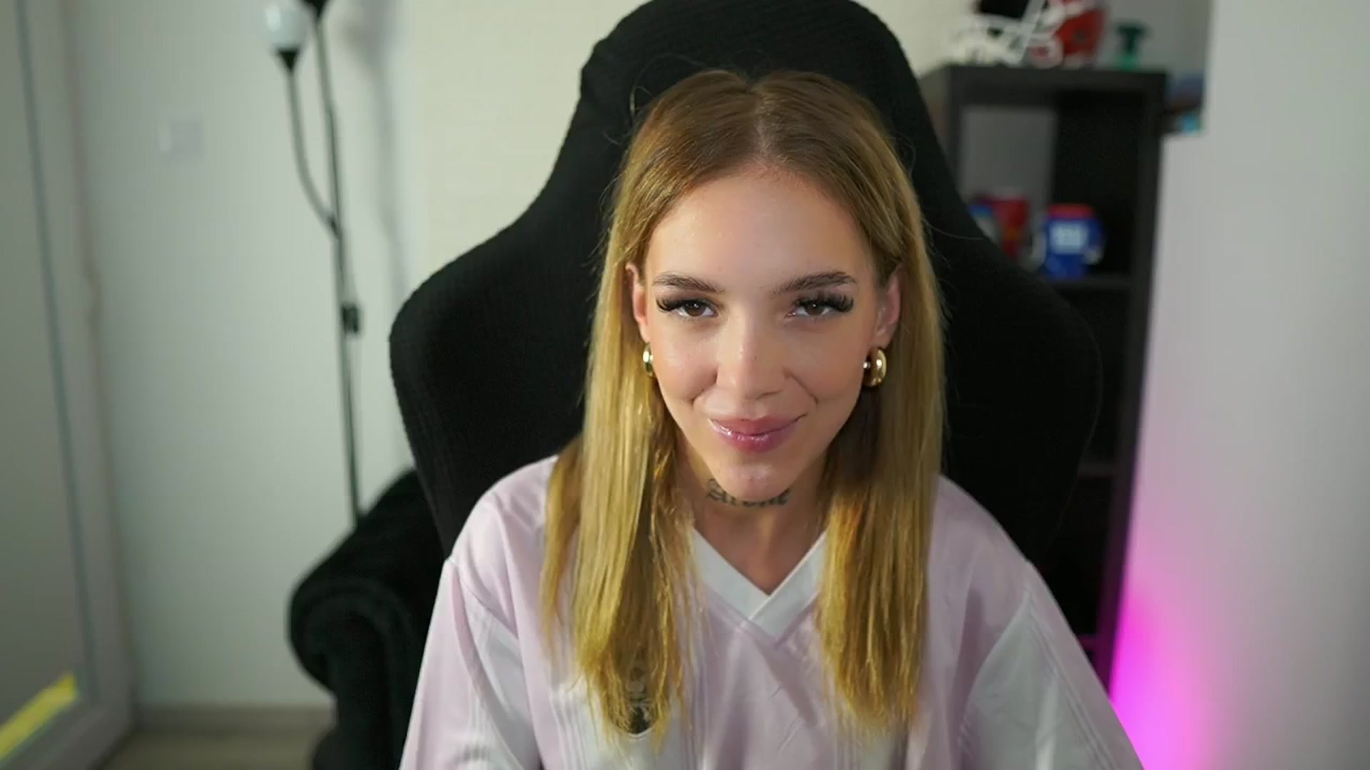 Gallery image thumbnail from Alexxisky's myfreecams stream on, 08/06/2025, 17:00 image 2 of 20