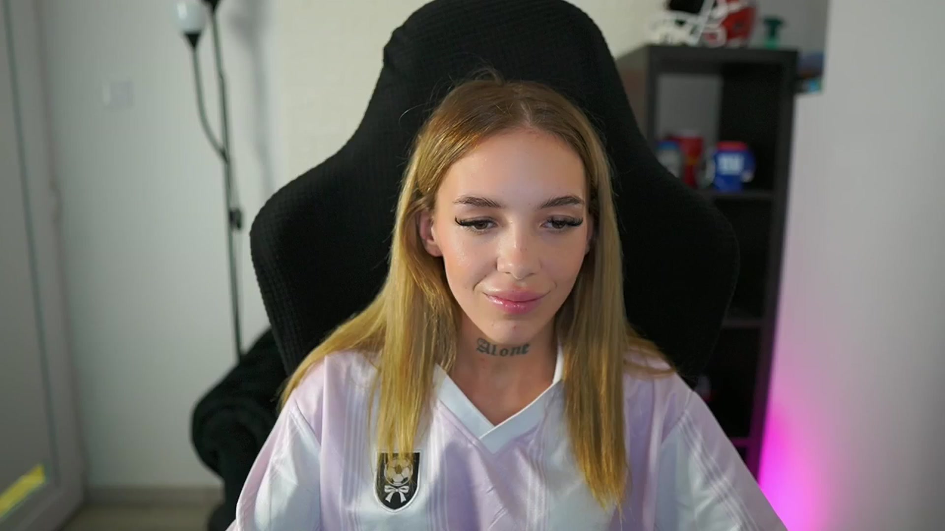 Gallery image thumbnail from Alexxisky's myfreecams stream on, 08/06/2025, 17:52 image 17 of 20