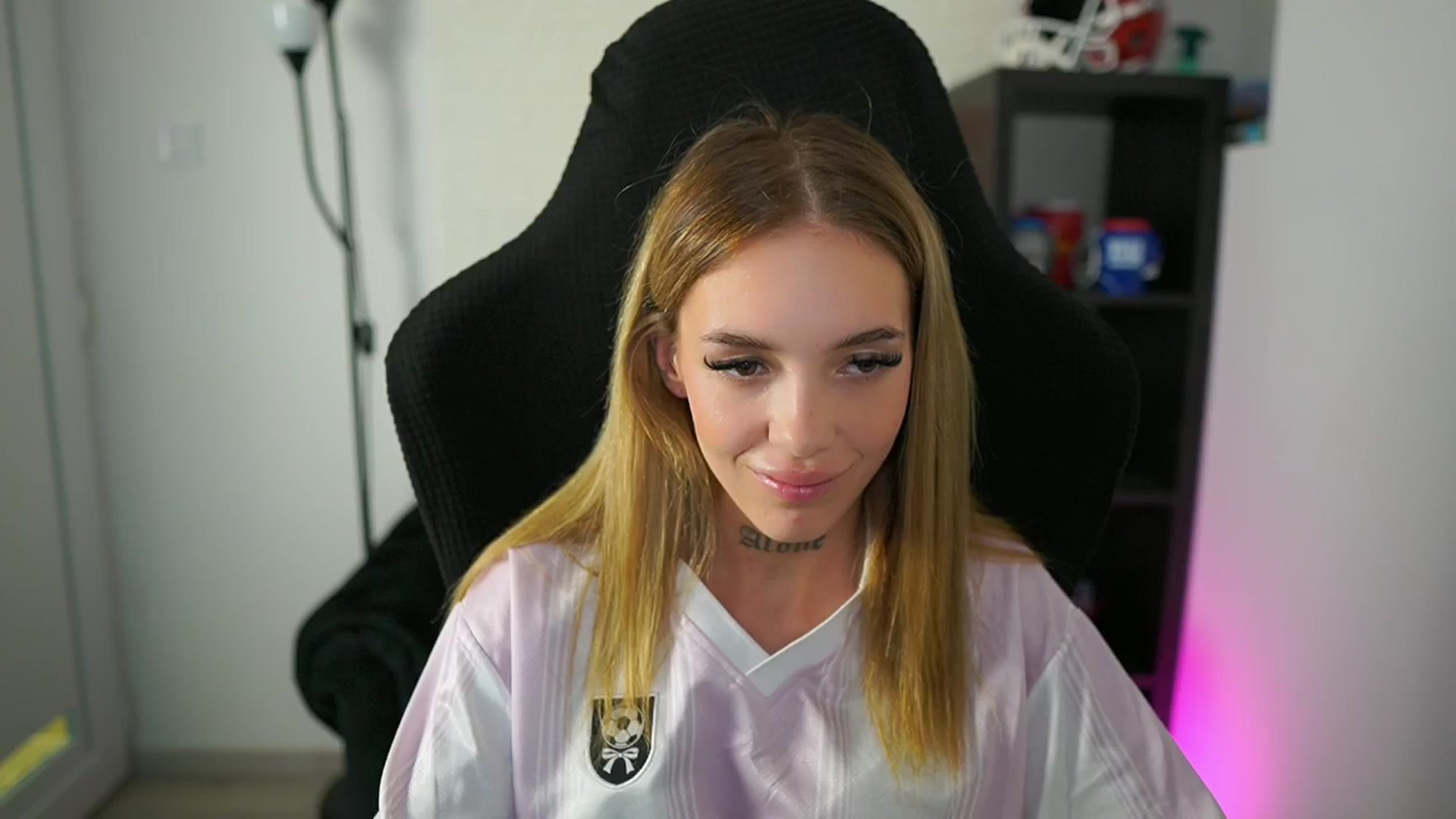 Gallery image thumbnail from Alexxisky's myfreecams stream on, 08/06/2025, 17:52 image 13 of 20