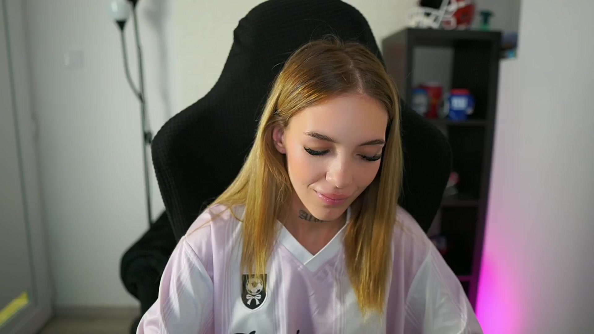 Gallery image thumbnail from Alexxisky's myfreecams stream on, 08/06/2025, 17:52 image 6 of 20