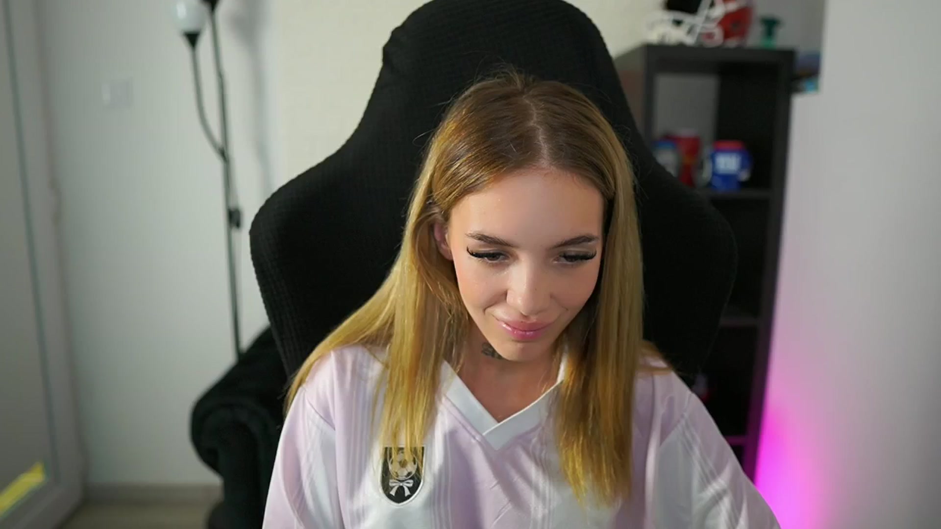 Gallery image thumbnail from Alexxisky's myfreecams stream on, 08/06/2025, 17:52 image 16 of 20