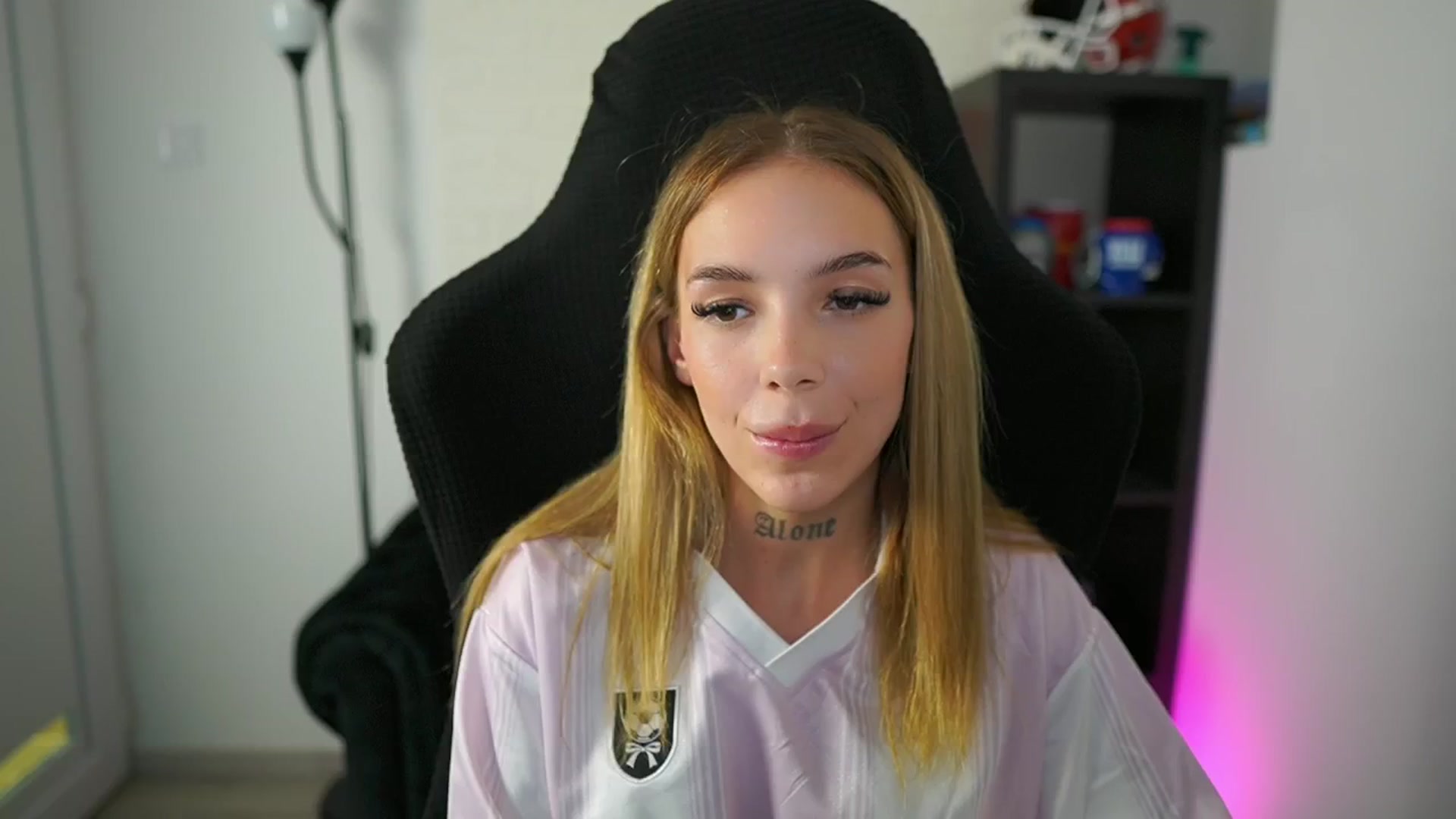 Gallery image thumbnail from Alexxisky's myfreecams stream on, 08/06/2025, 17:52 image 11 of 20