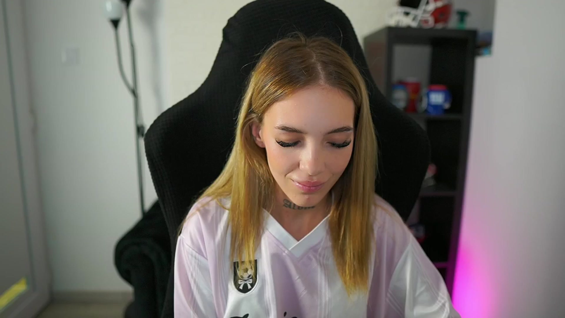 Gallery image thumbnail from Alexxisky's myfreecams stream on, 08/06/2025, 17:52 image 3 of 20