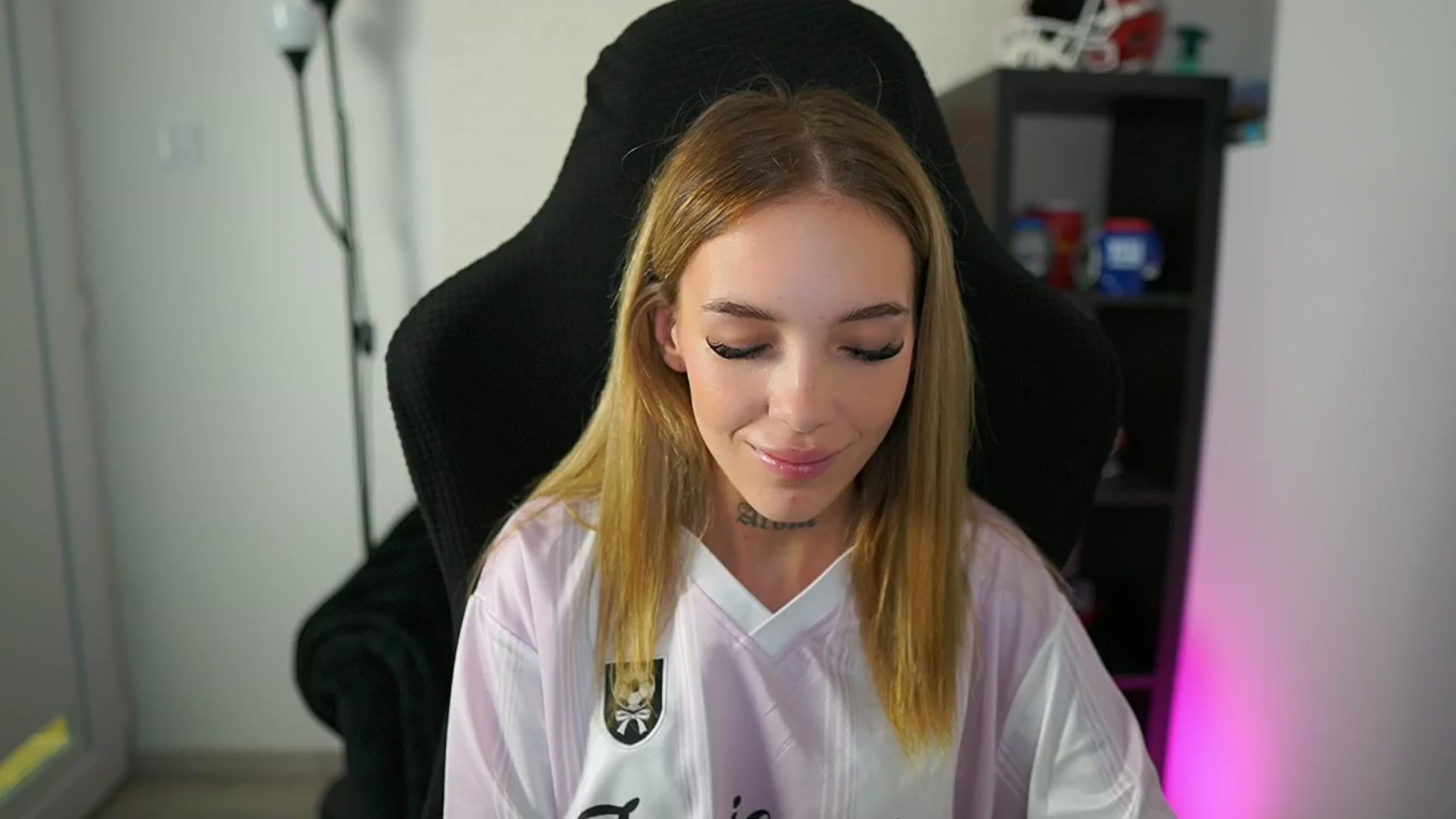 Gallery image thumbnail from Alexxisky's myfreecams stream on, 08/06/2025, 17:52 image 1 of 20