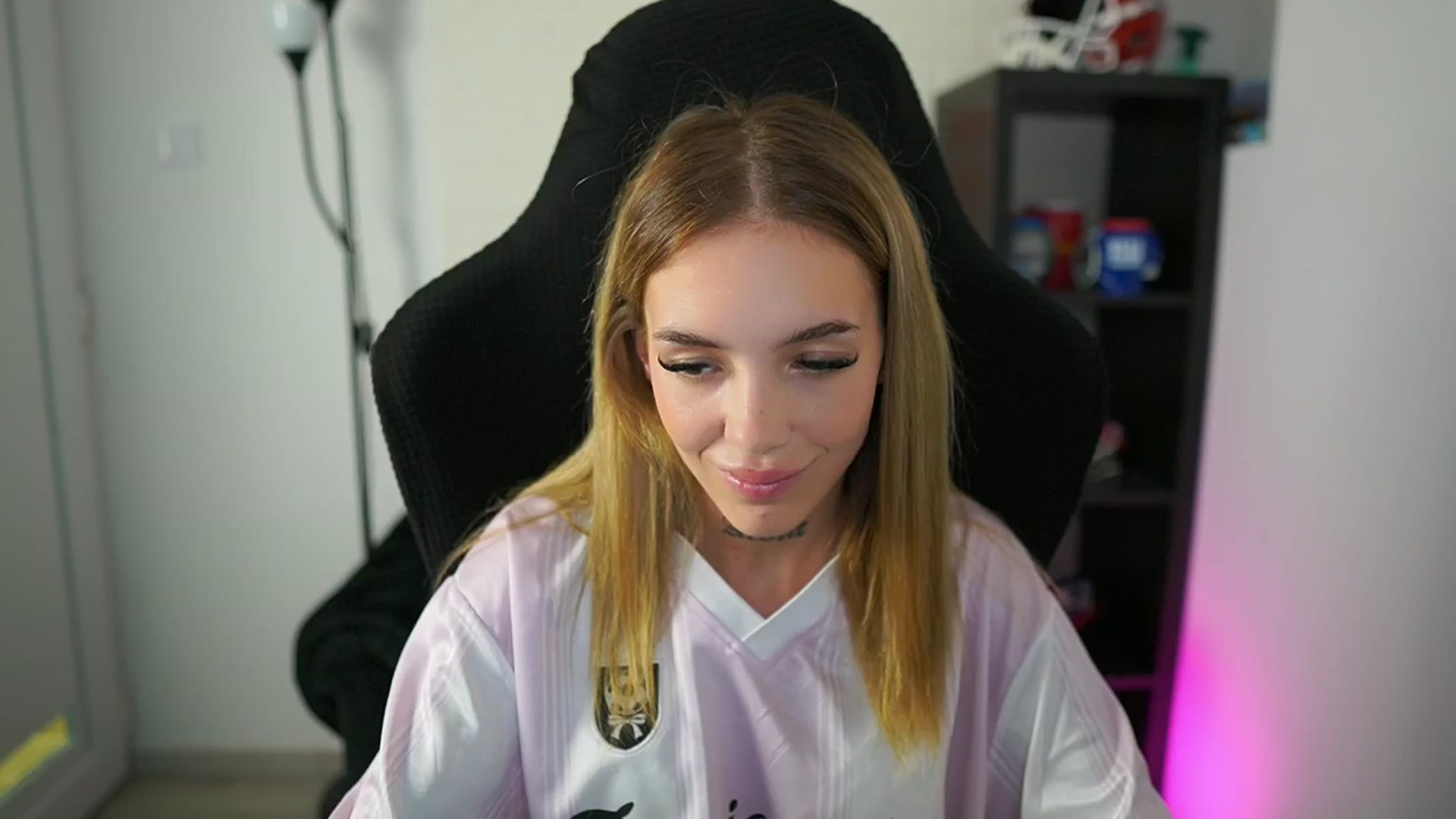 Gallery image thumbnail from Alexxisky's myfreecams stream on, 08/06/2025, 17:52 image 2 of 20
