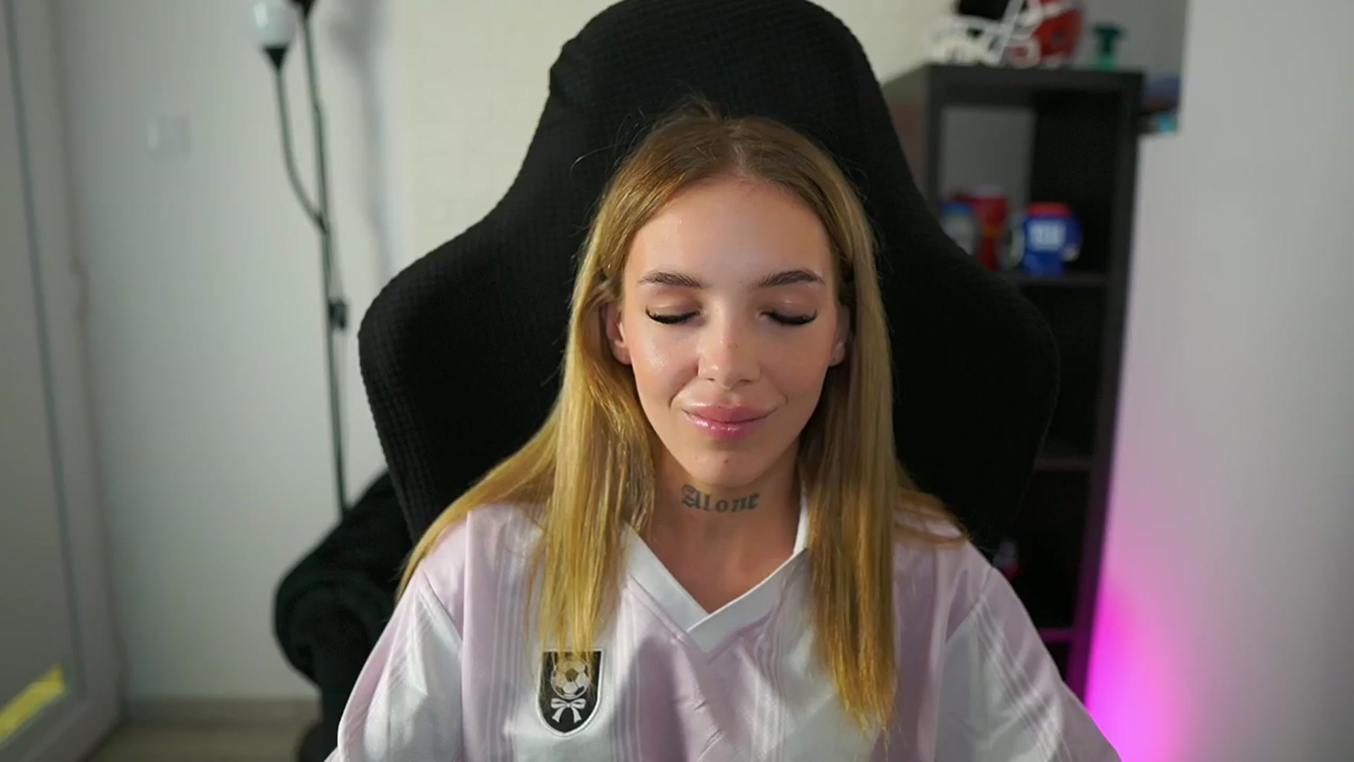 Gallery image thumbnail from Alexxisky's myfreecams stream on, 08/06/2025, 17:52 image 18 of 20