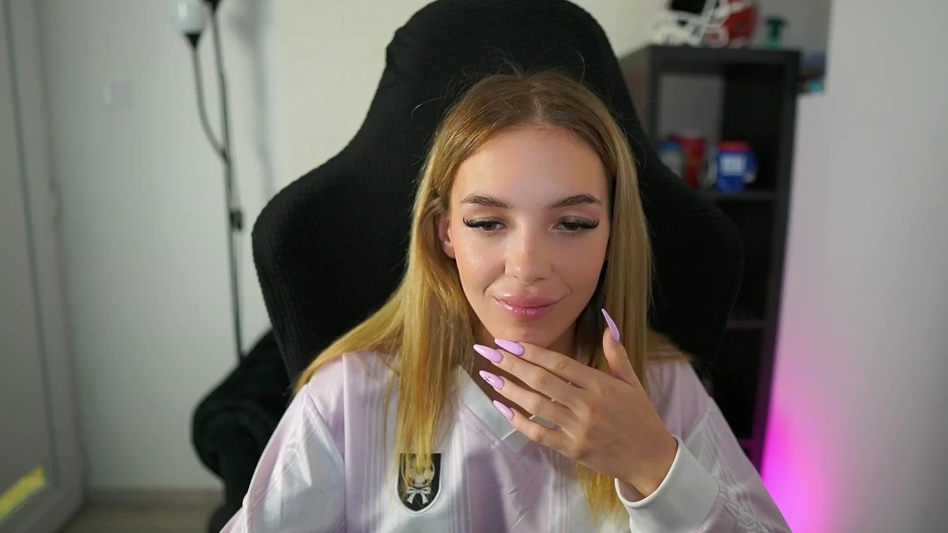 Gallery image thumbnail from Alexxisky's myfreecams stream on, 08/06/2025, 17:52 image 12 of 20