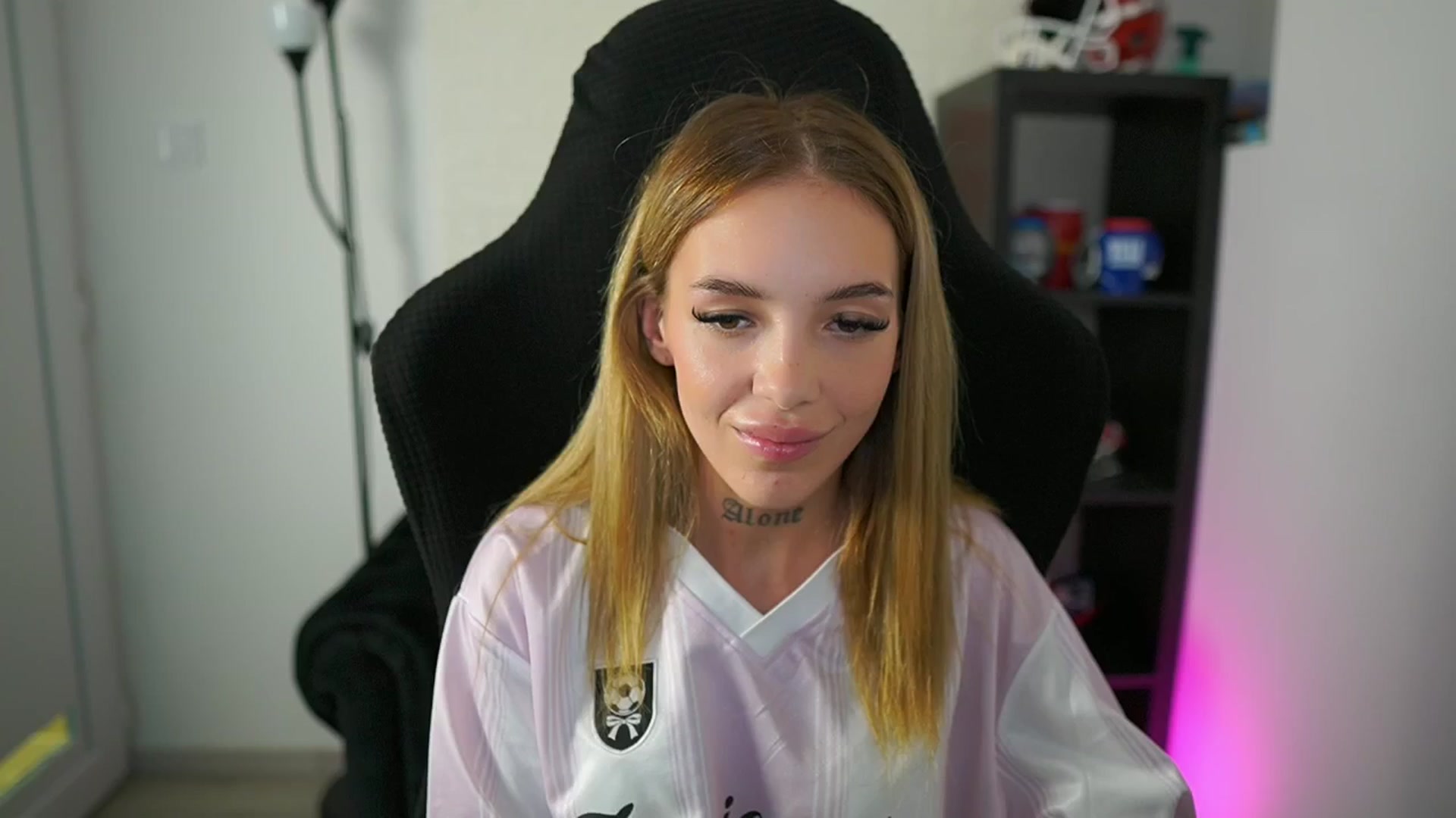 Gallery image thumbnail from Alexxisky's myfreecams stream on, 08/06/2025, 17:52 image 8 of 20