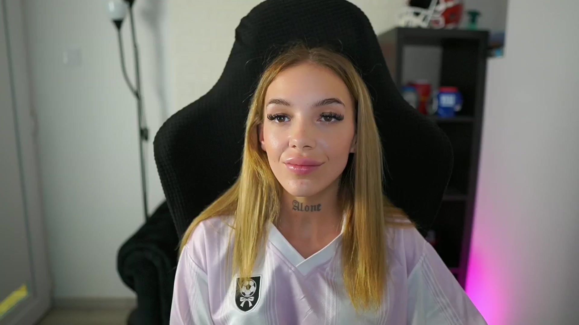 Gallery image thumbnail from Alexxisky's myfreecams stream on, 08/06/2025, 17:52 image 14 of 20