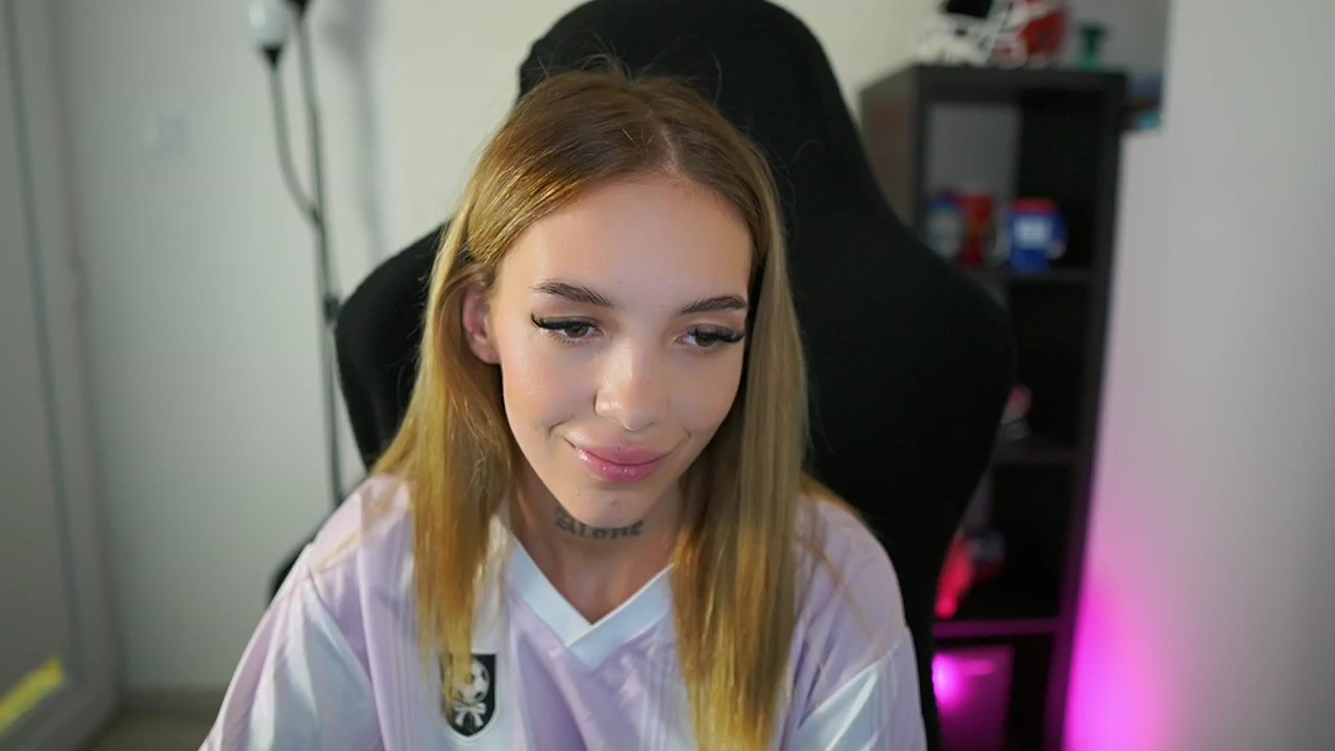 Gallery image thumbnail from Alexxisky's myfreecams stream on, 08/06/2025, 17:52 image 7 of 20