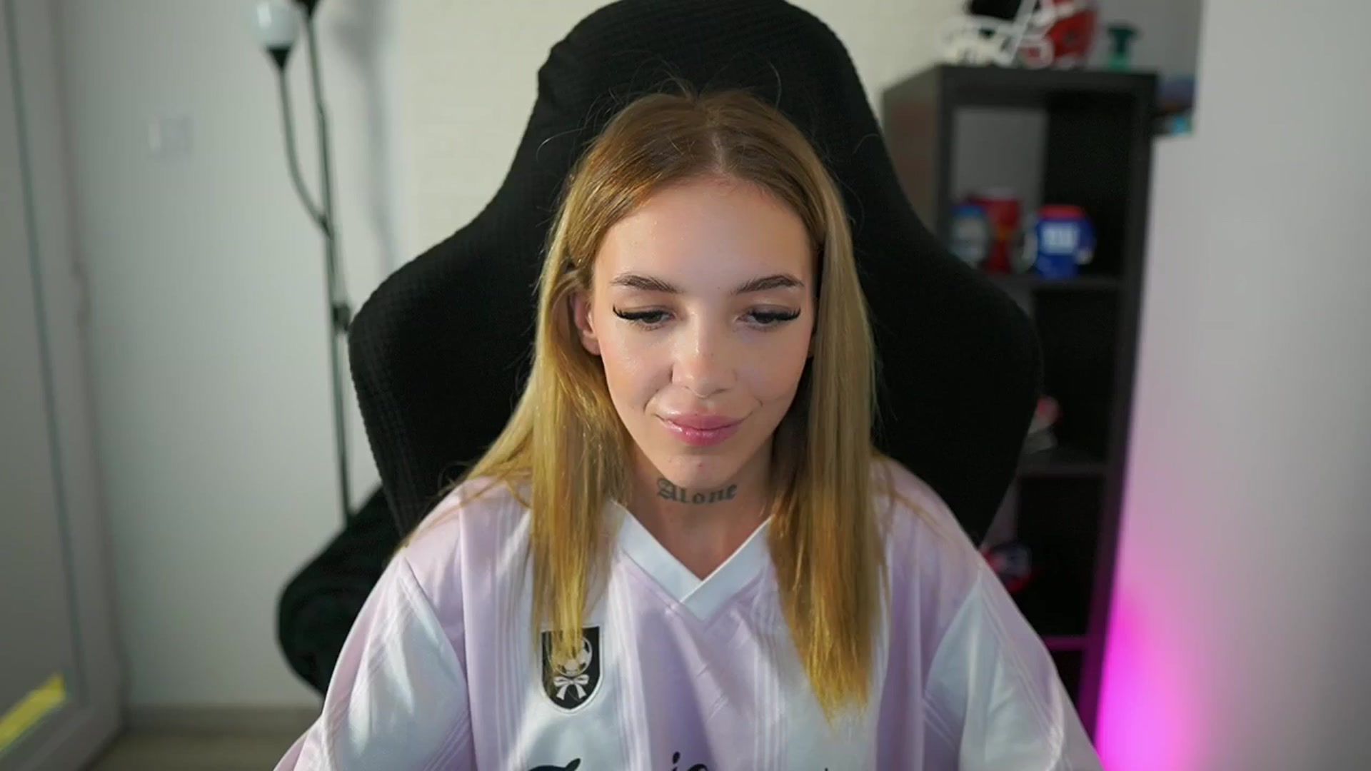 Gallery image thumbnail from Alexxisky's myfreecams stream on, 08/06/2025, 17:52 image 4 of 20