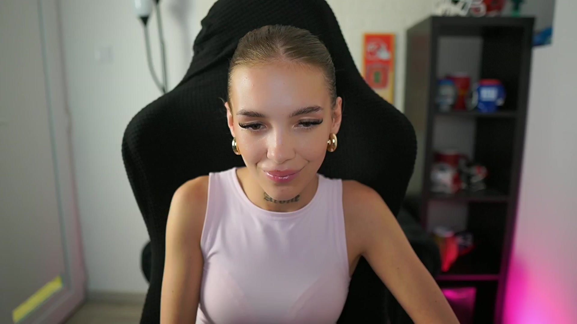 Gallery image thumbnail from Alexxisky's myfreecams stream on, 08/12/2025, 14:19 image 3 of 20