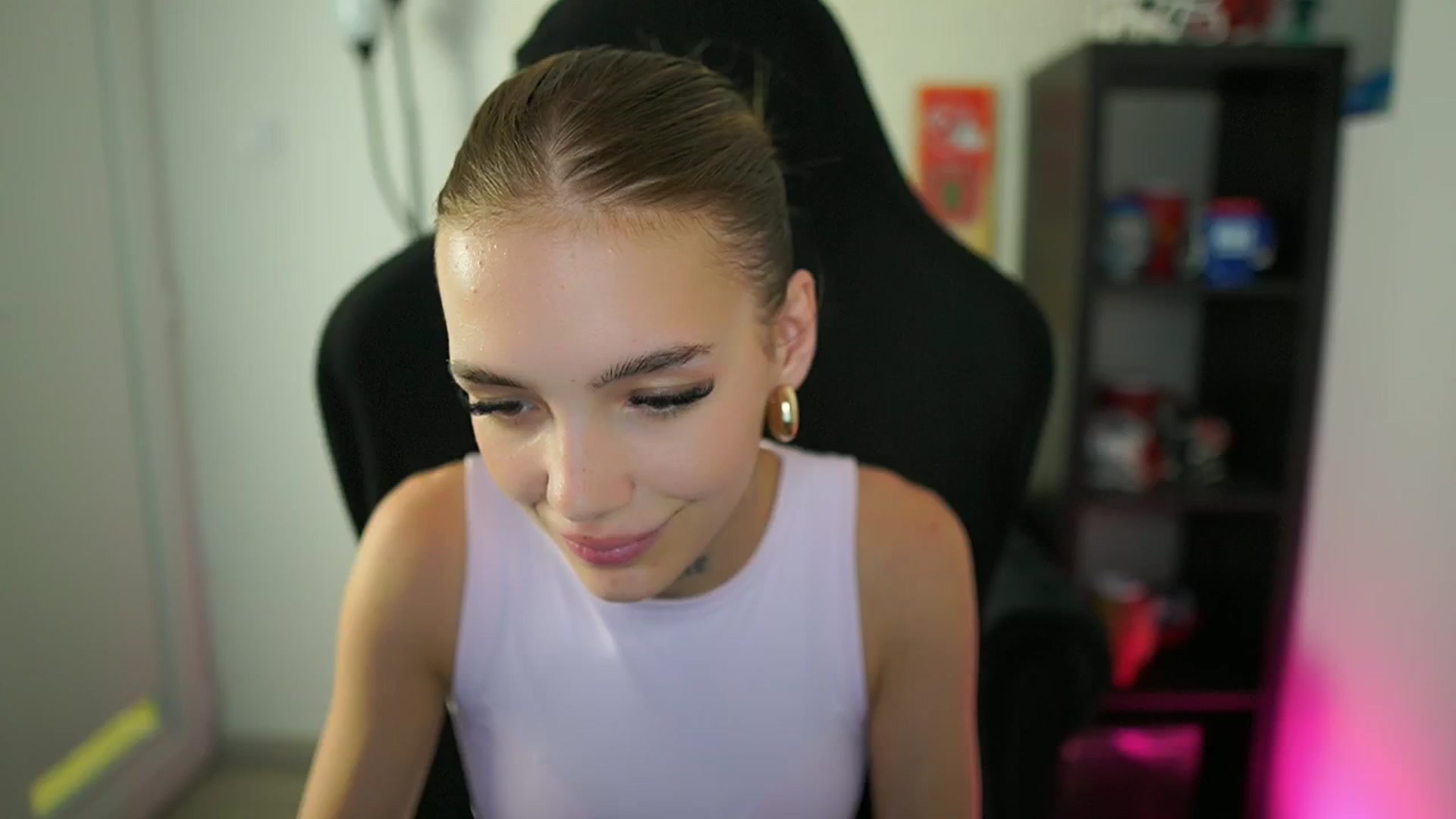 Gallery image thumbnail from Alexxisky's myfreecams stream on, 08/12/2025, 14:19 image 5 of 20