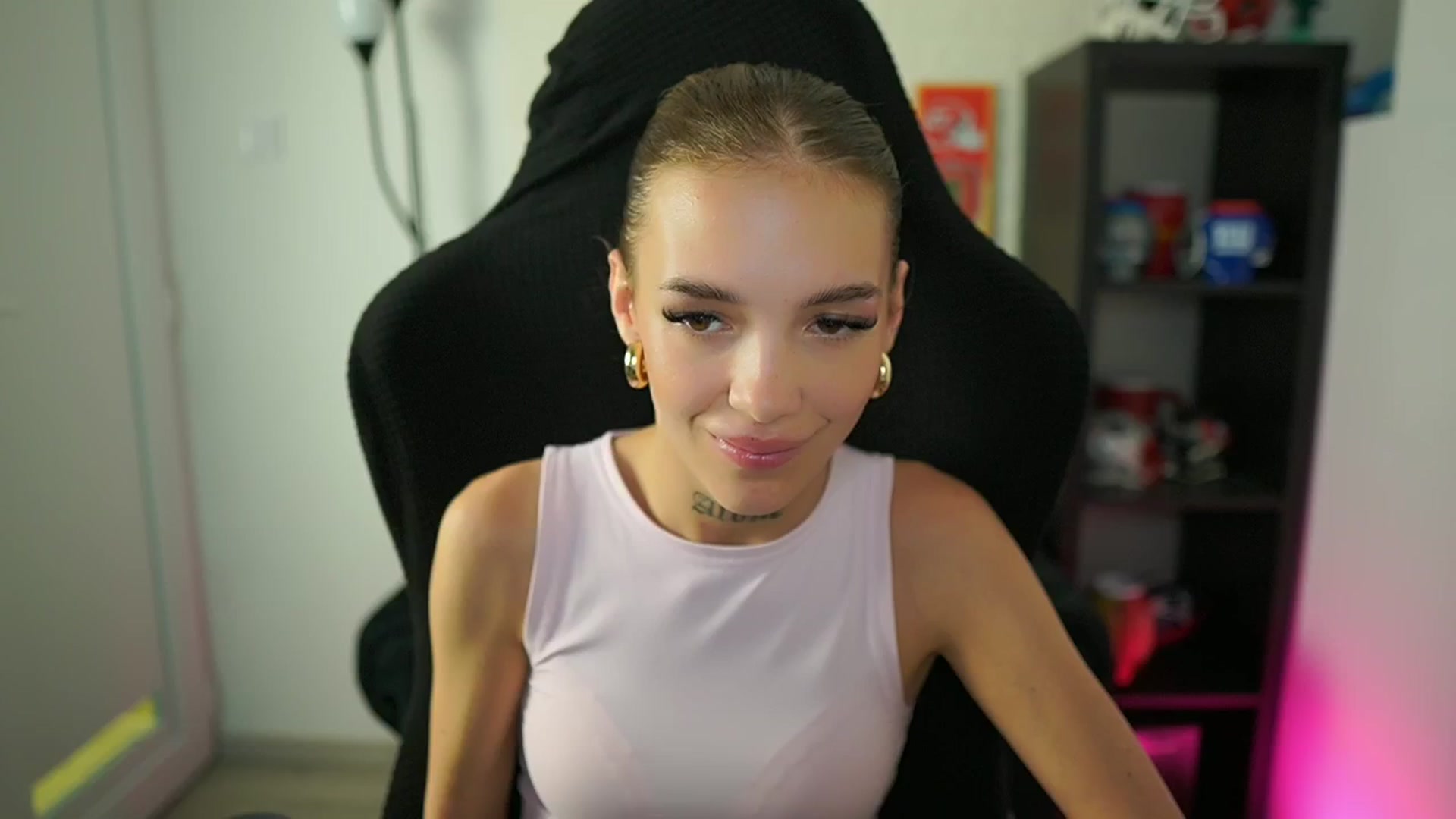 Gallery image thumbnail from Alexxisky's myfreecams stream on, 08/12/2025, 14:19 image 8 of 20