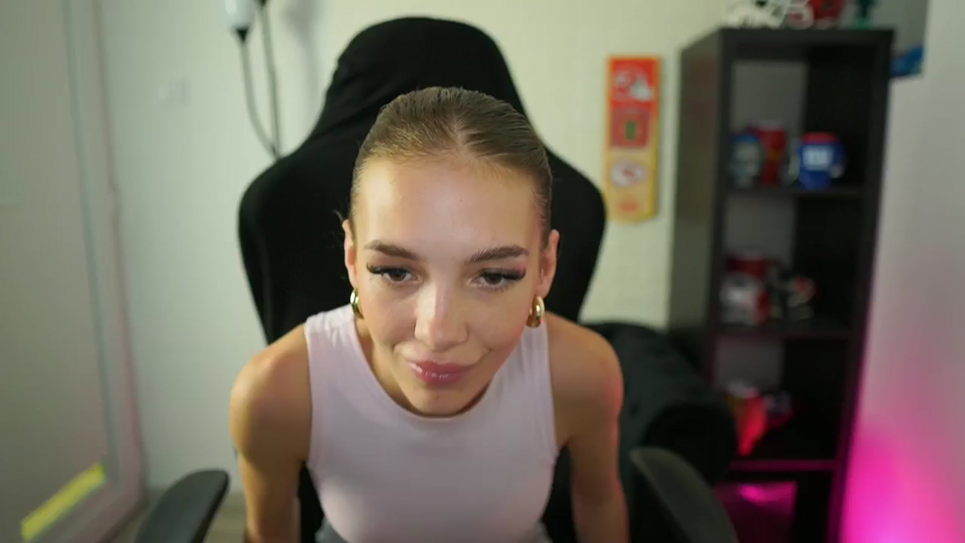 Gallery image thumbnail from Alexxisky's myfreecams stream on, 08/12/2025, 14:19 image 10 of 20