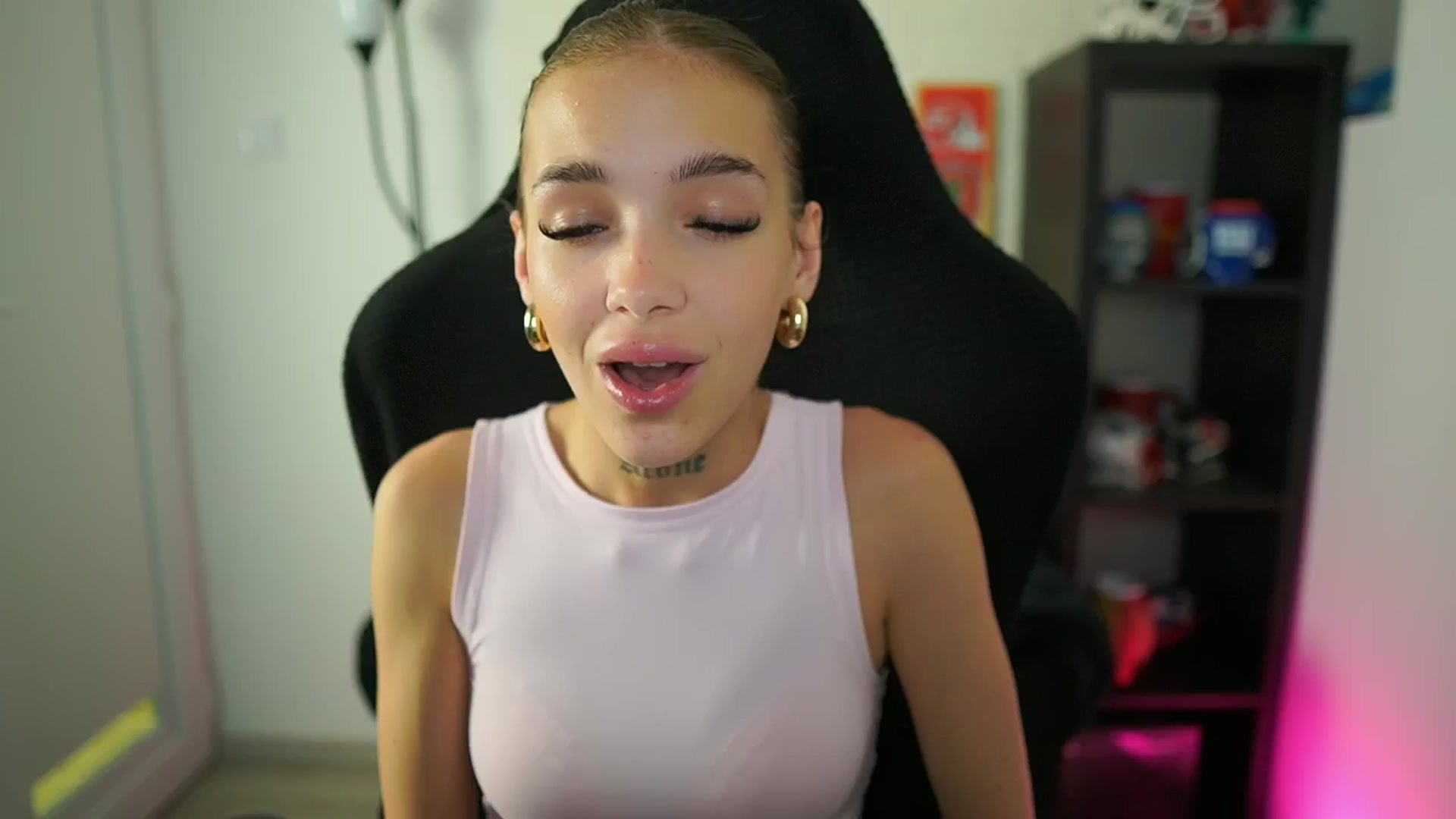 Gallery image thumbnail from Alexxisky's myfreecams stream on, 08/12/2025, 14:19 image 6 of 20