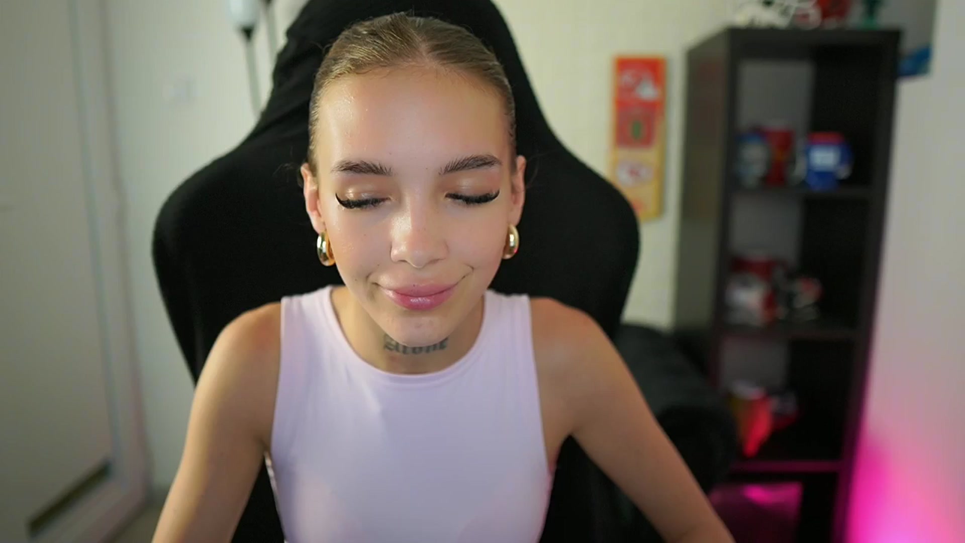 Gallery image thumbnail from Alexxisky's myfreecams stream on, 08/12/2025, 16:18 image 16 of 20