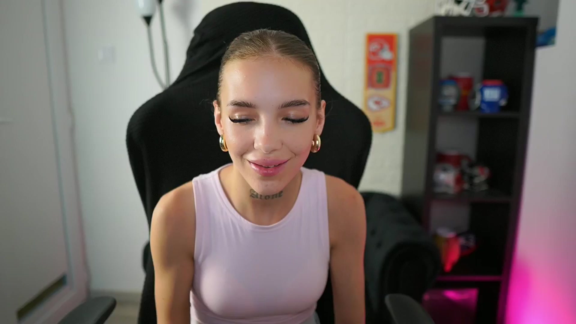 Gallery image thumbnail from Alexxisky's myfreecams stream on, 08/12/2025, 16:18 image 2 of 20