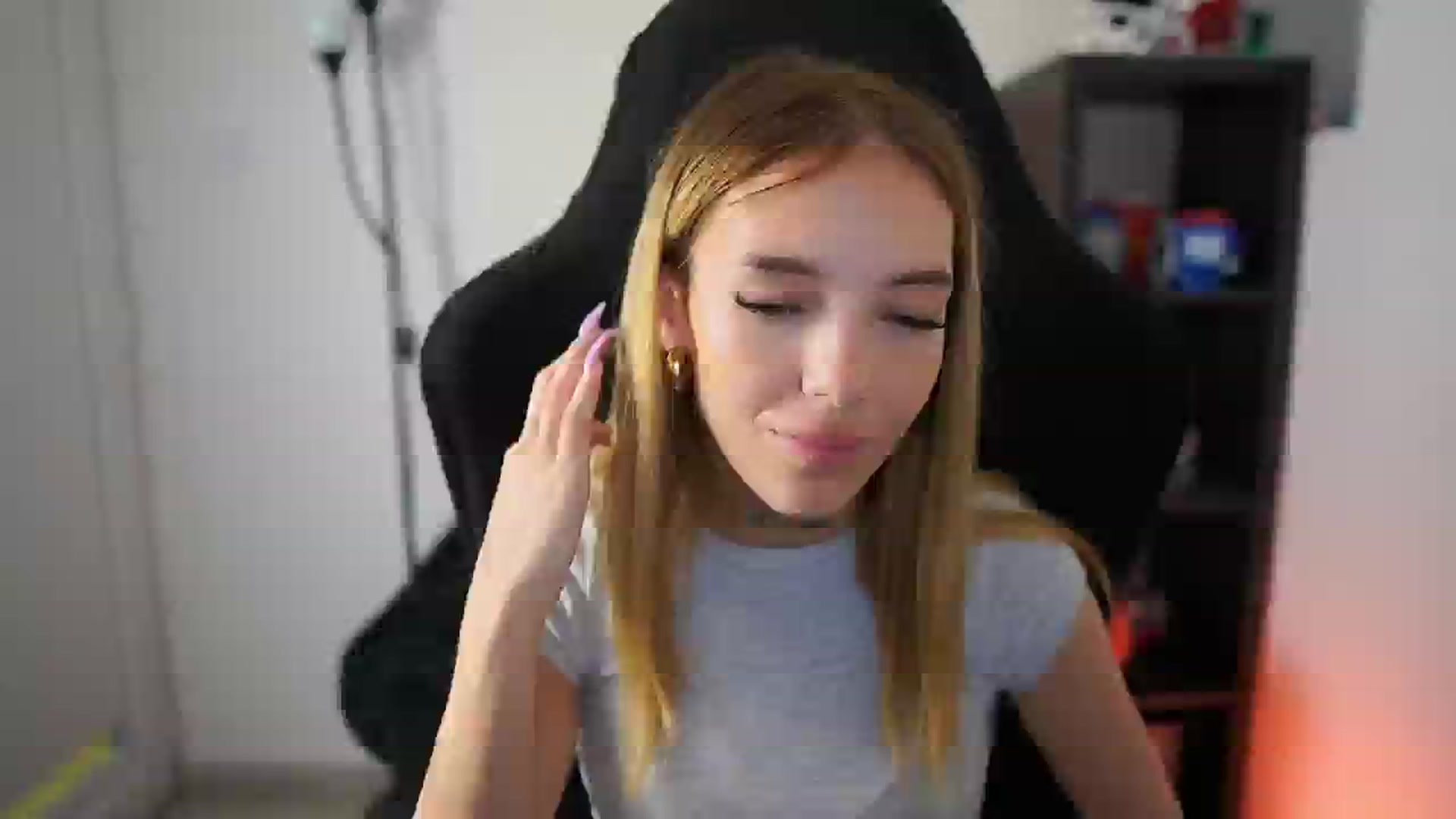 Gallery image thumbnail from Alexxisky's myfreecams stream on, 08/19/2025, 15:17 image 11 of 20