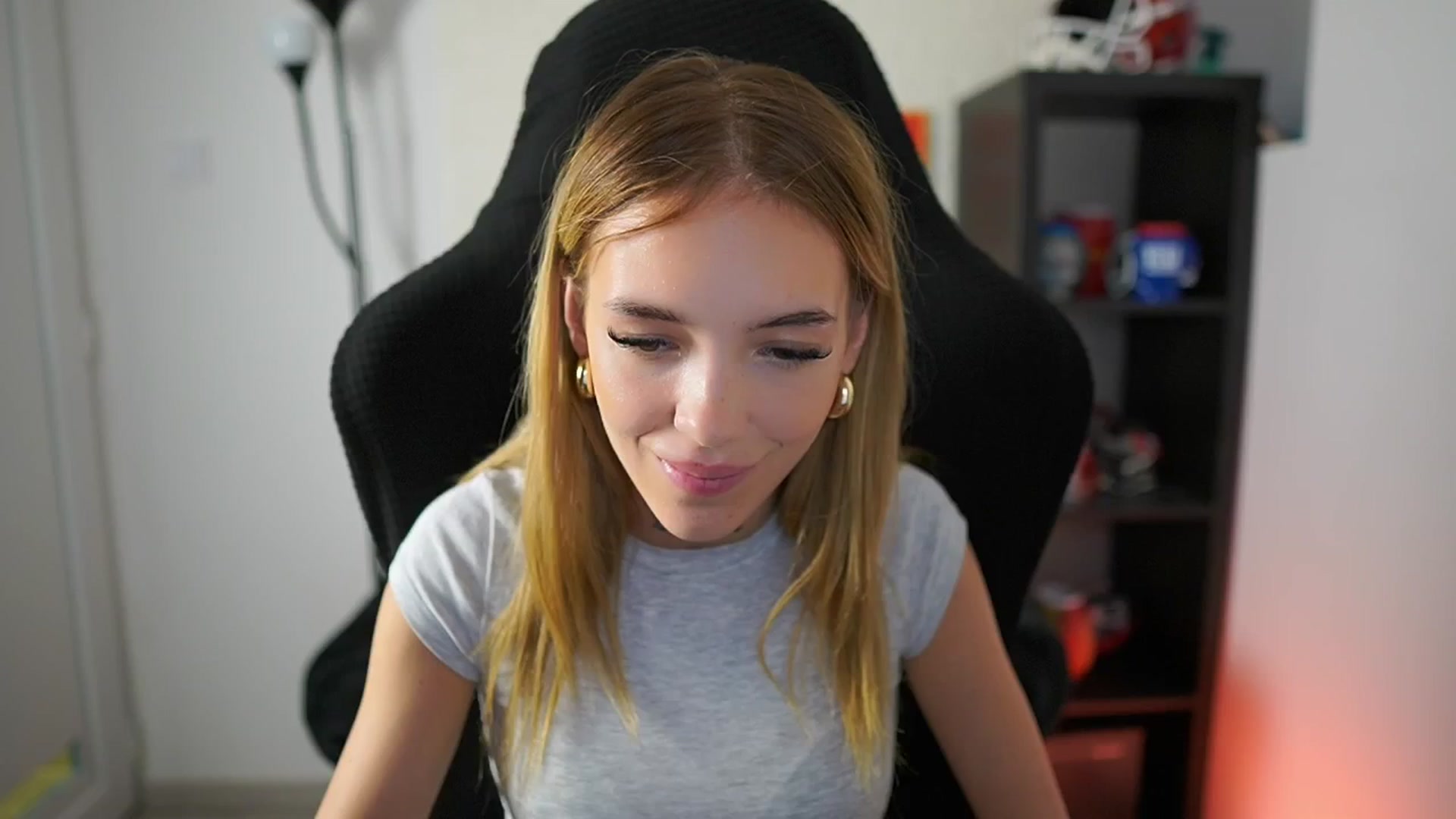 Gallery image thumbnail from Alexxisky's myfreecams stream on, 08/19/2025, 15:17 image 9 of 20