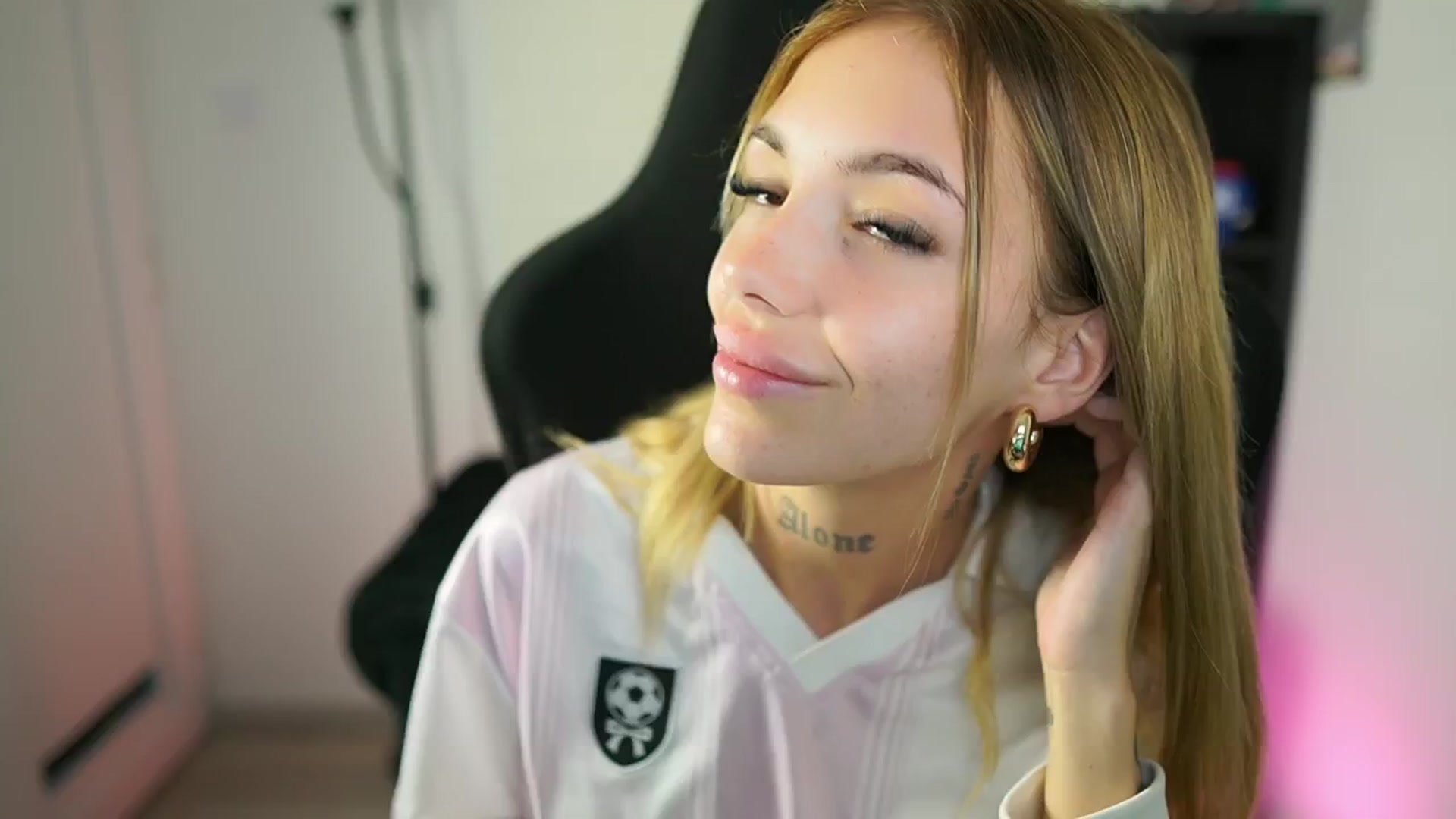 Gallery image thumbnail from Alexxisky's myfreecams stream on, 08/24/2025, 14:51 image 11 of 20