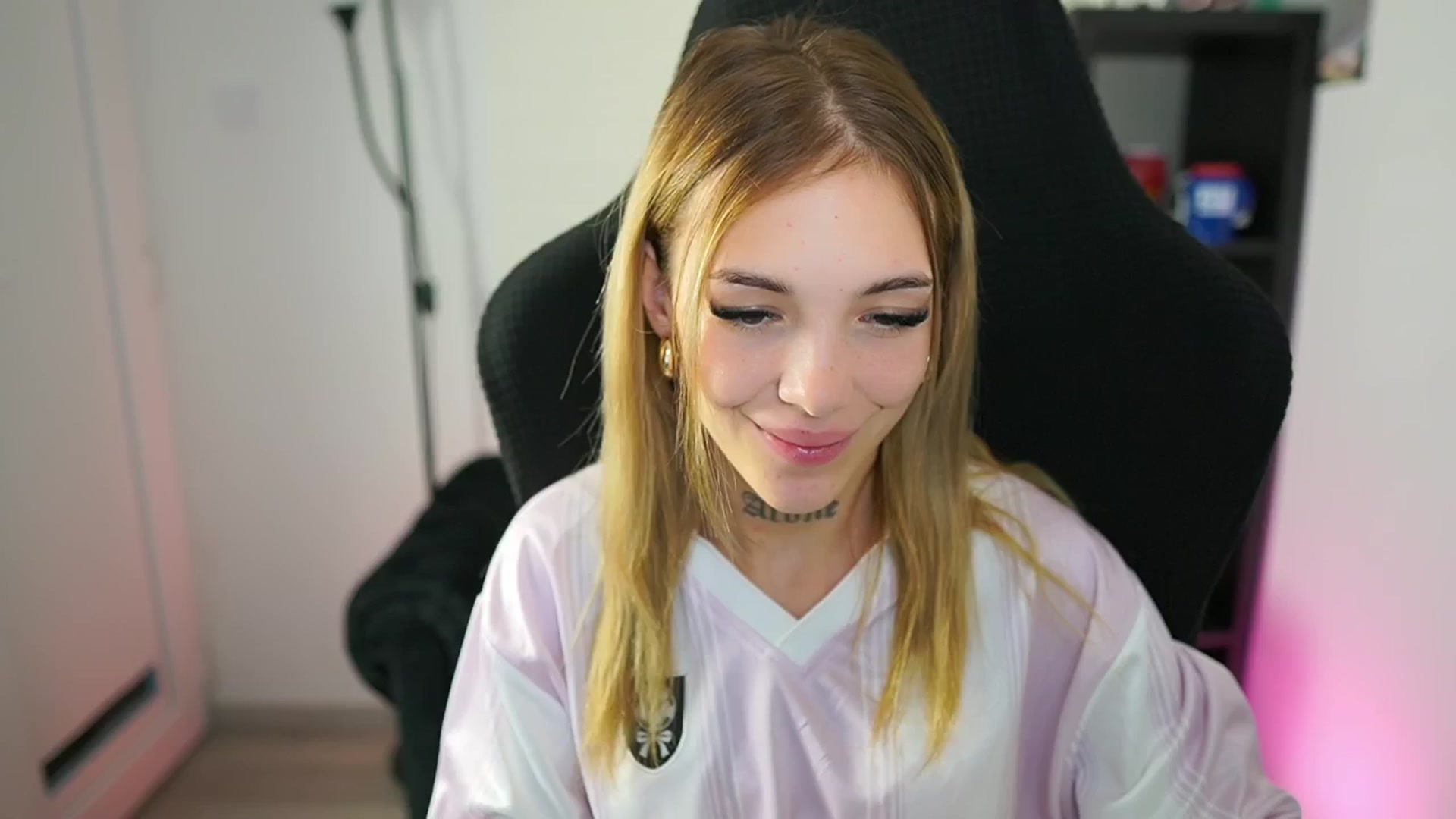 Gallery image thumbnail from Alexxisky's myfreecams stream on, 08/24/2025, 14:51 image 10 of 20