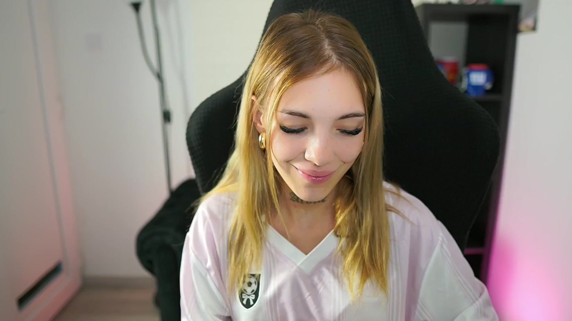 Gallery image thumbnail from Alexxisky's myfreecams stream on, 08/24/2025, 14:51 image 14 of 20