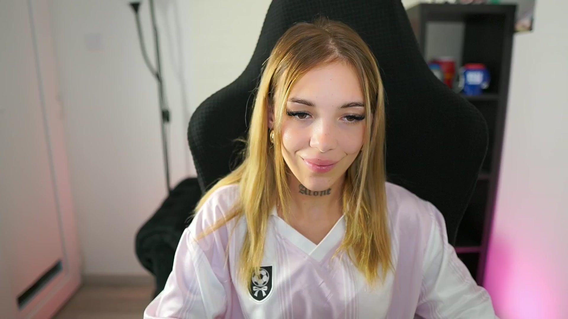 Gallery image thumbnail from Alexxisky's myfreecams stream on, 08/24/2025, 14:51 image 2 of 20