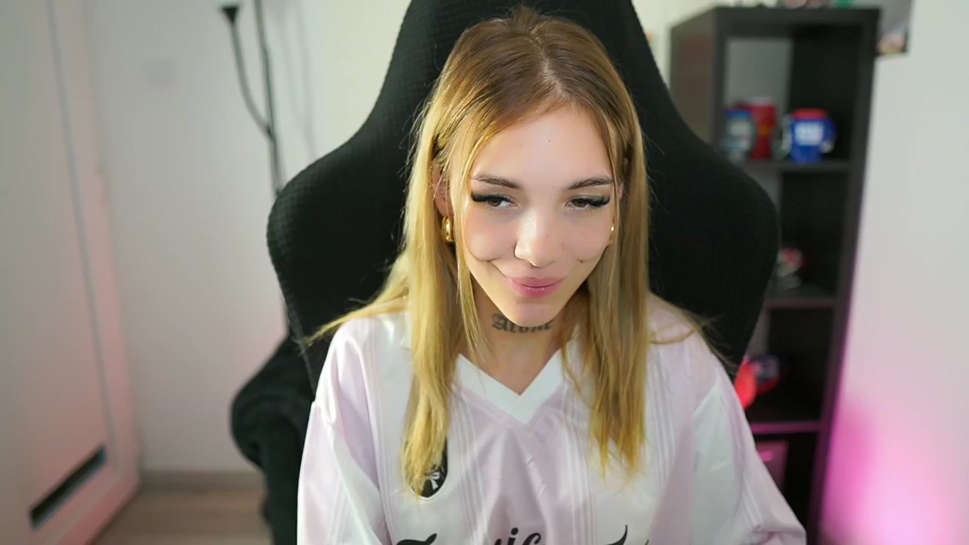 Gallery image thumbnail from Alexxisky's myfreecams stream on, 08/24/2025, 14:51 image 16 of 20