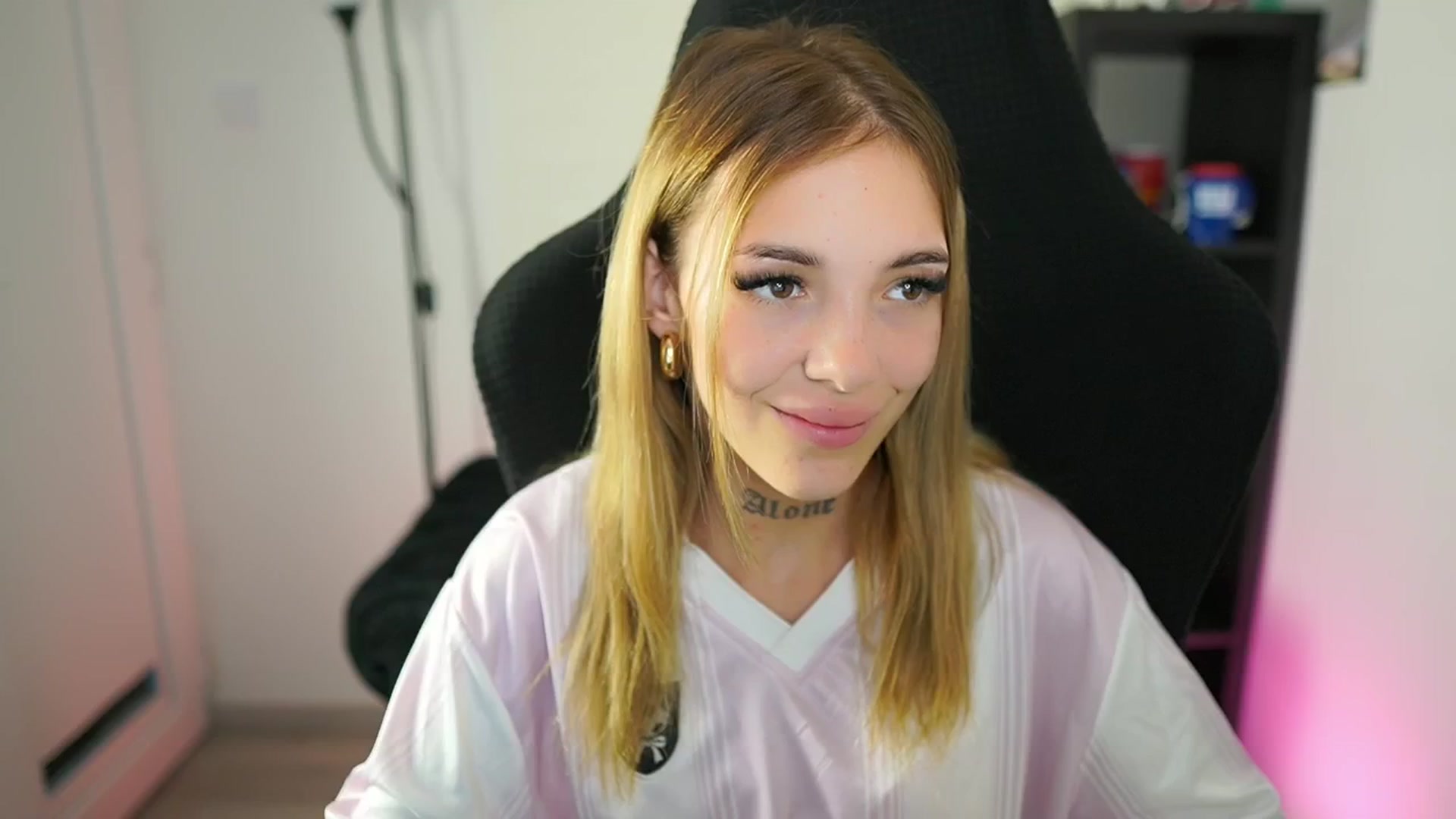 Gallery image thumbnail from Alexxisky's myfreecams stream on, 08/24/2025, 14:51 image 9 of 20