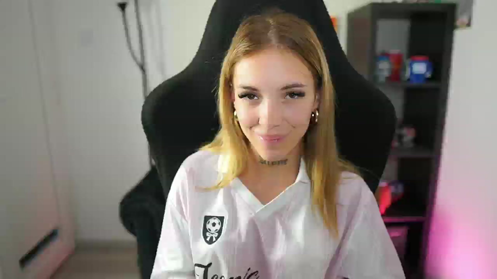 Gallery image thumbnail from Alexxisky's myfreecams stream on, 08/24/2025, 18:06 image 17 of 20