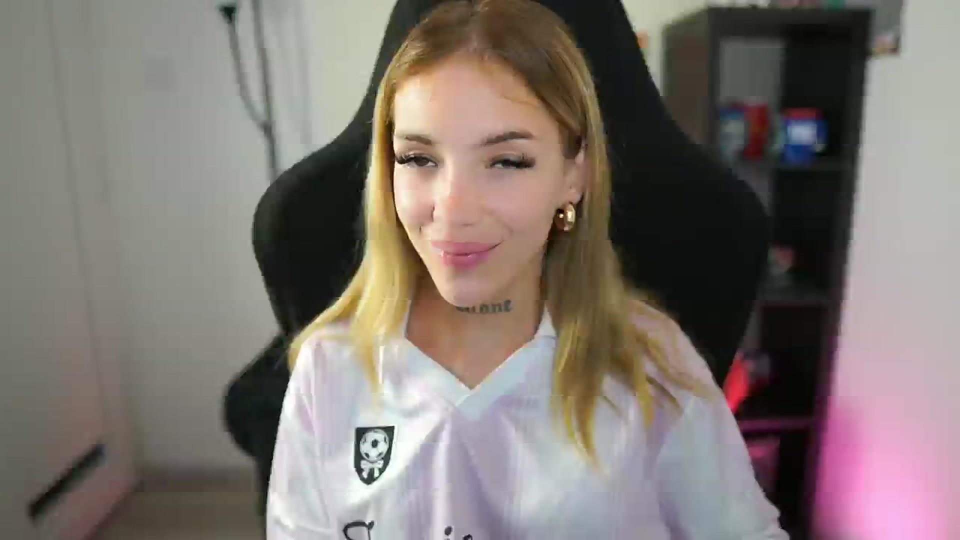 Gallery image thumbnail from Alexxisky's myfreecams stream on, 08/24/2025, 18:06 image 3 of 20