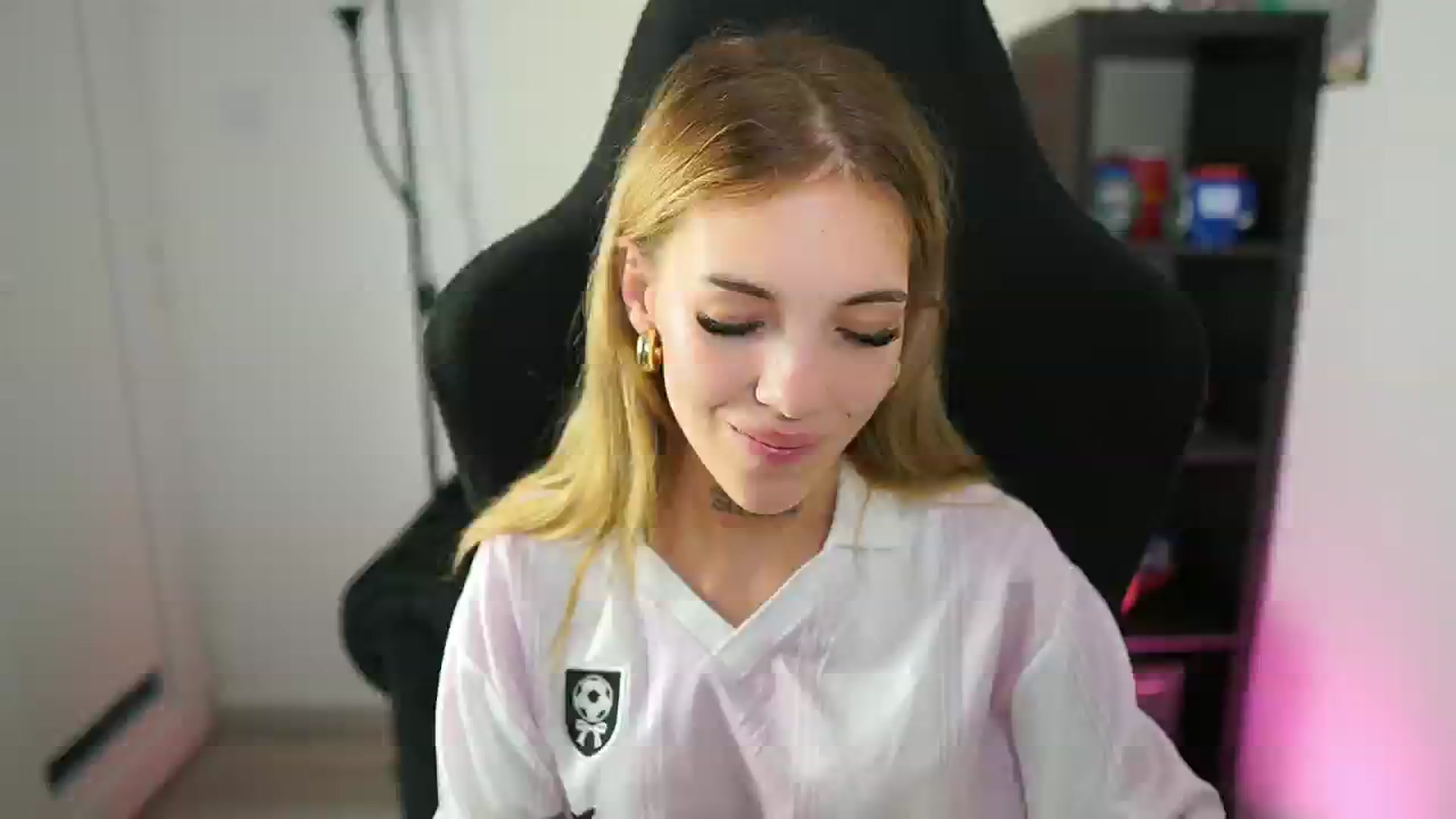 Gallery image thumbnail from Alexxisky's myfreecams stream on, 08/24/2025, 18:06 image 10 of 20